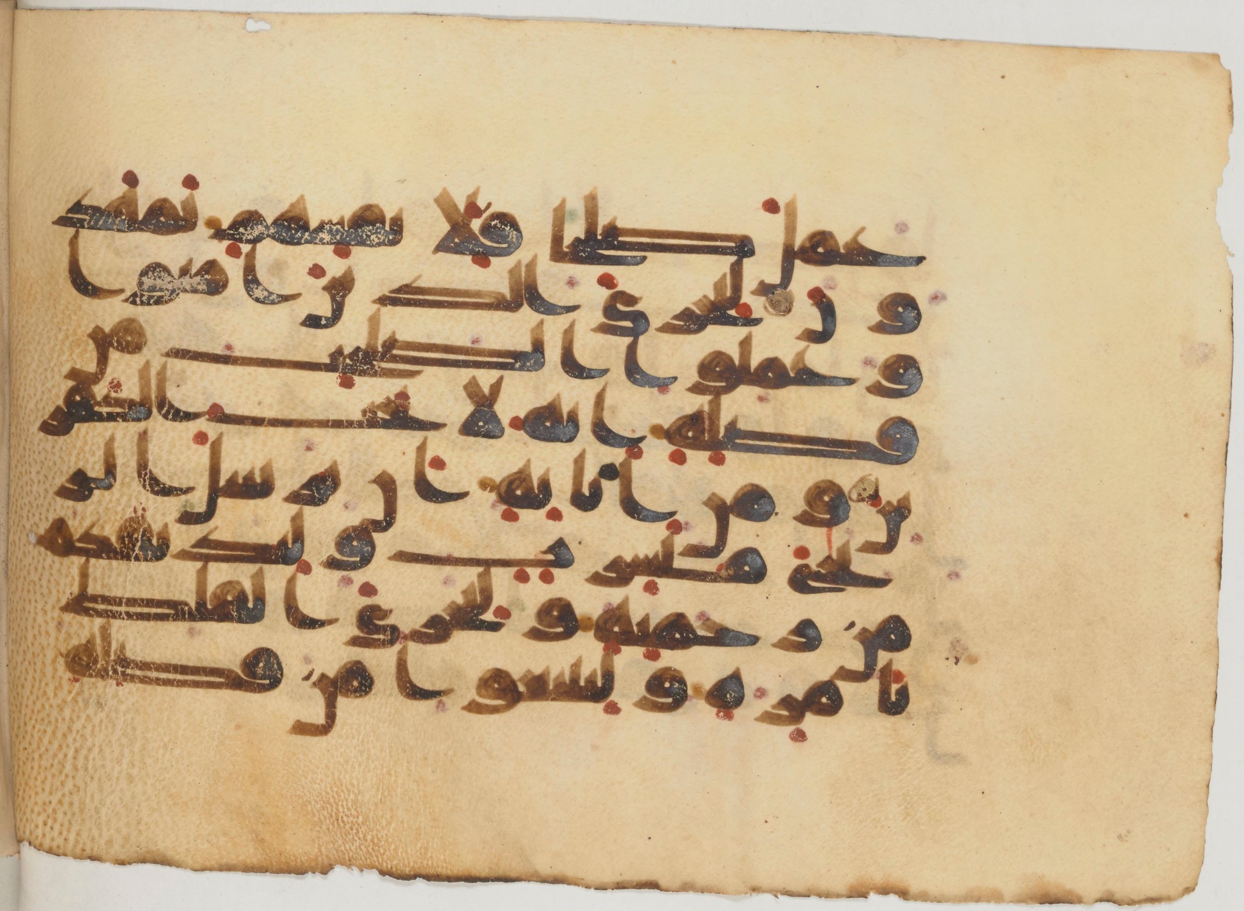 Paris, Bibliothèque nationale de France, Arabe 359 (a) (Scan 2), in Kufic Group D script, showing Surah 30:44 from Mid 8th to Late 10th Century AD found in Fustat (Old Cairo), Egypt, currently housed at Bibliothèque nationale de France, Paris