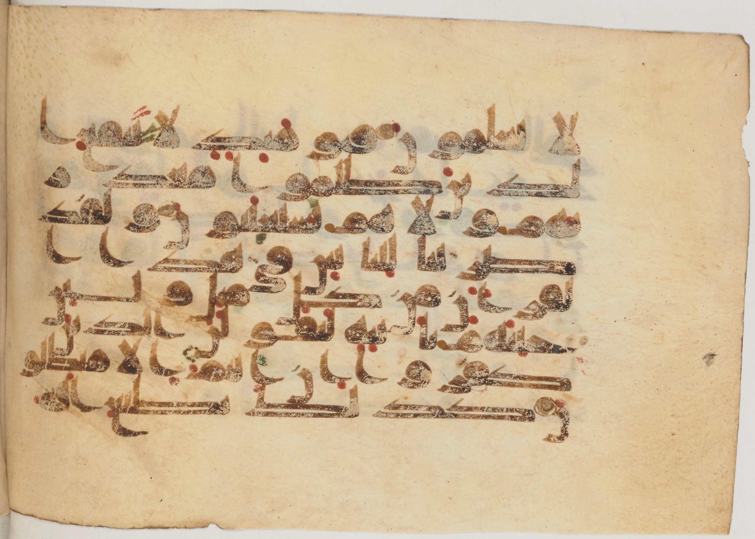Paris, Bibliothèque nationale de France, Arabe 359 (a) (Scan 2), in Kufic Group D script, showing Surah 30:56 from Mid 8th to Late 10th Century AD found in Fustat (Old Cairo), Egypt, currently housed at Bibliothèque nationale de France, Paris