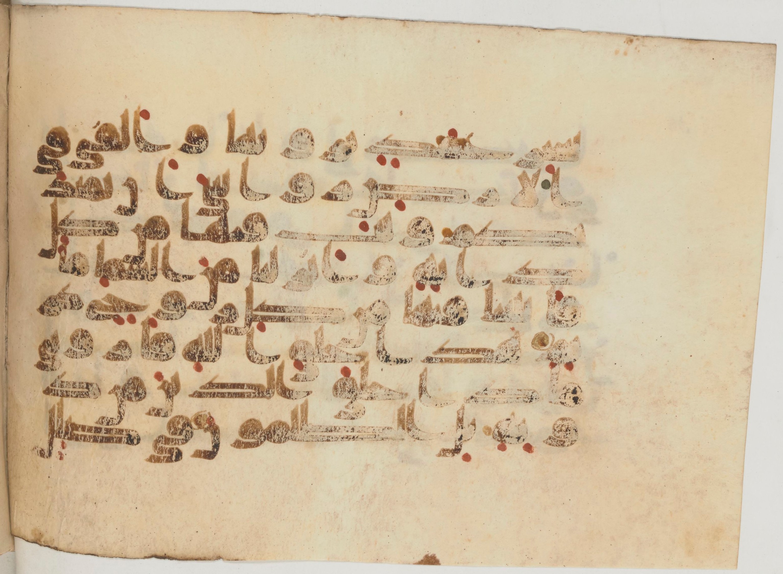 Paris, Bibliothèque nationale de France, Arabe 359 (a) (Scan 2), in Kufic Group D script, showing Surah 31:10 from Mid 8th to Late 10th Century AD found in Fustat (Old Cairo), Egypt, currently housed at Bibliothèque nationale de France, Paris