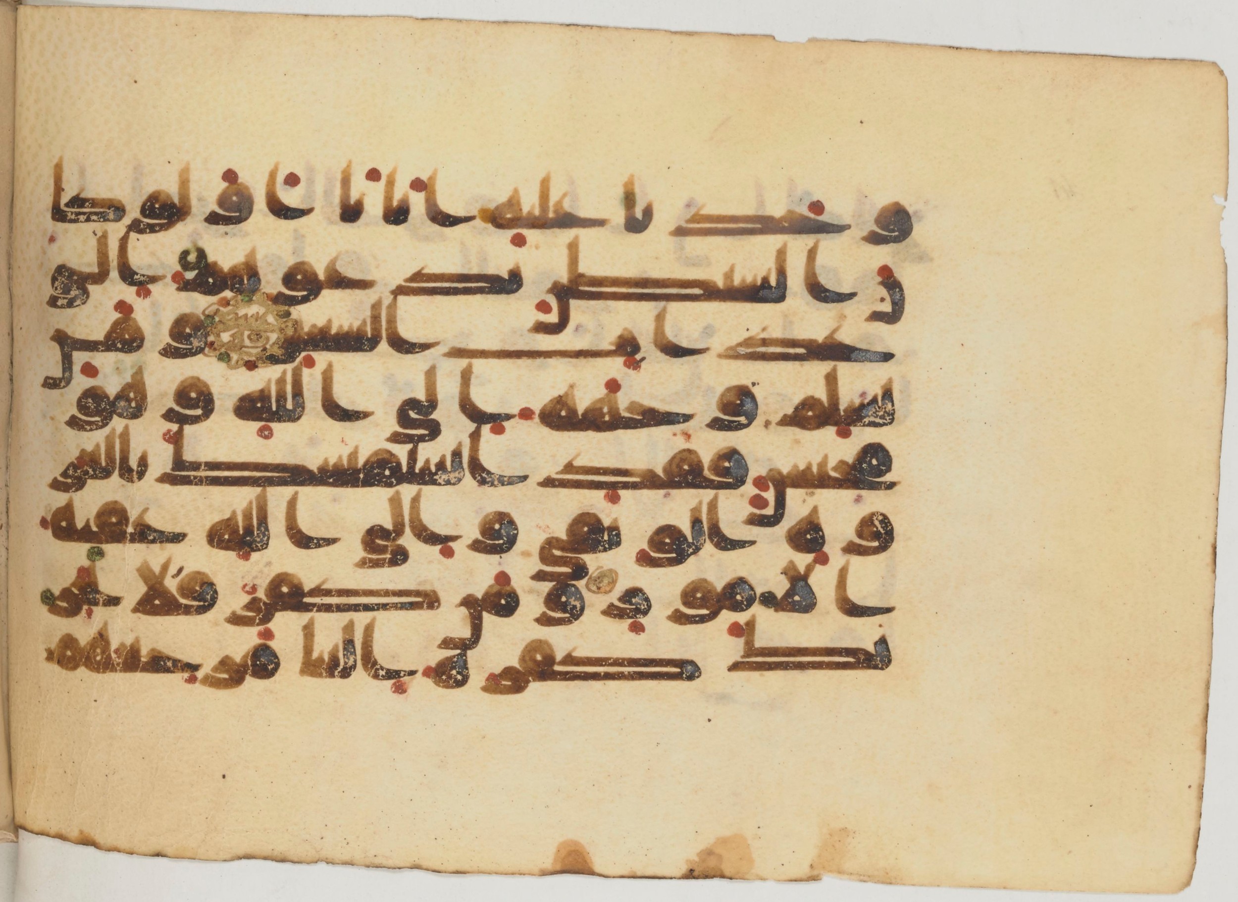 Paris, Bibliothèque nationale de France, Arabe 359 (a) (Scan 2), in Kufic Group D script, showing Surah 31:21 from Mid 8th to Late 10th Century AD found in Fustat (Old Cairo), Egypt, currently housed at Bibliothèque nationale de France, Paris