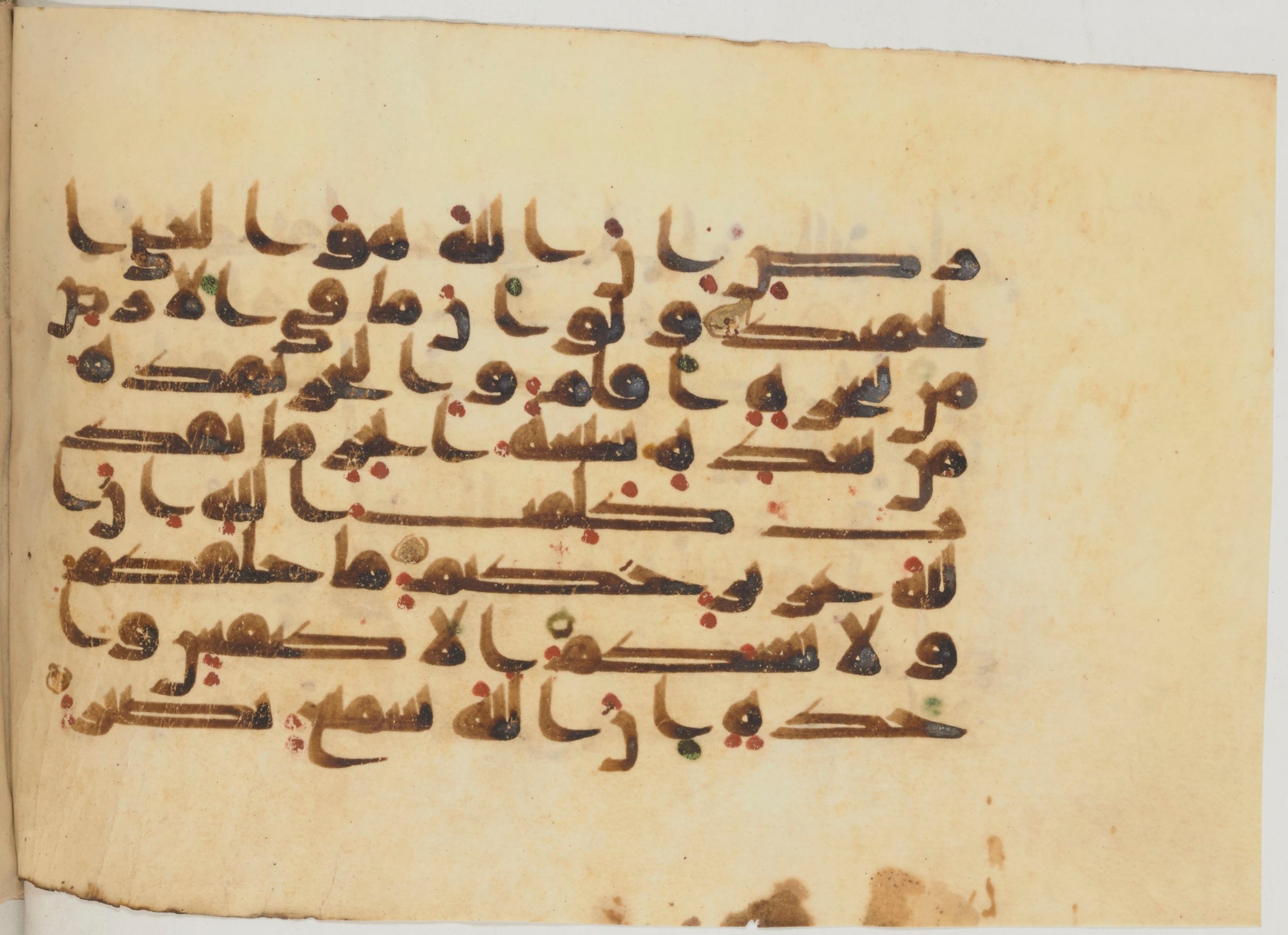 Paris, Bibliothèque nationale de France, Arabe 359 (a), in Kufic Group D script, showing Surah 31:28 from Mid 8th to Late 10th Century AD found in Fustat (Old Cairo), Egypt, currently housed at Bibliothèque nationale de France, Paris