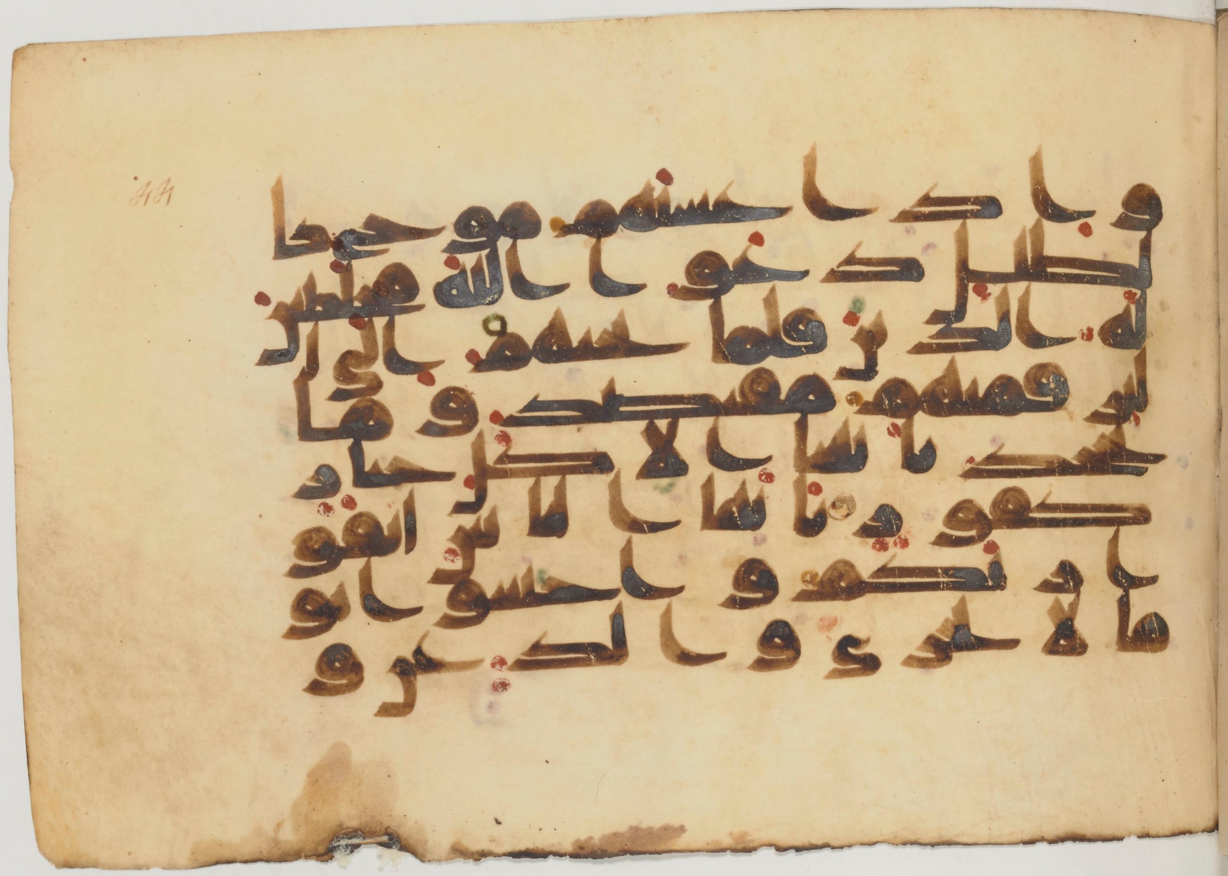 Paris, Bibliothèque nationale de France, Arabe 359 (a), in Kufic Group D script, showing Surah 31:32 from Mid 8th to Late 10th Century AD found in Fustat (Old Cairo), Egypt, currently housed at Bibliothèque nationale de France, Paris
