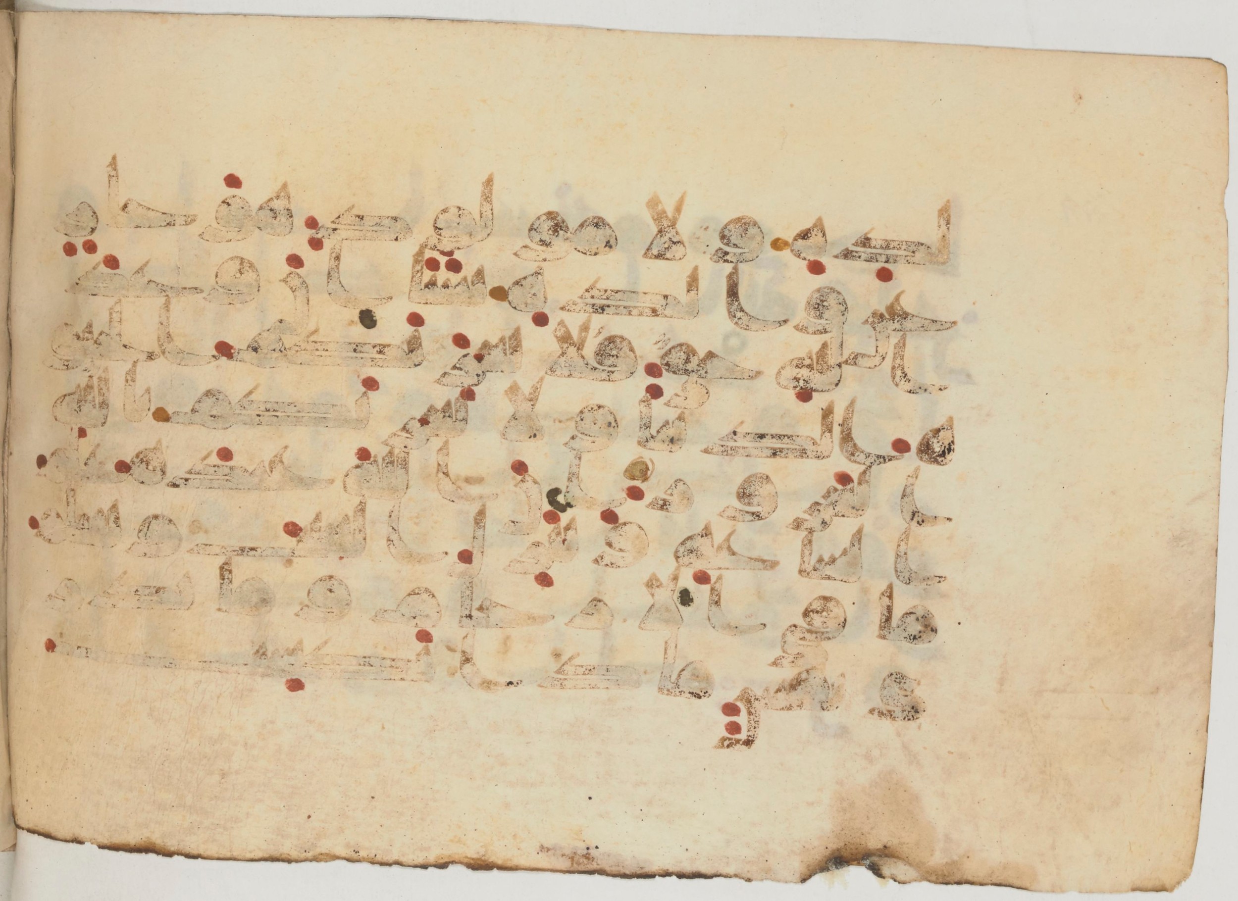 Paris, Bibliothèque nationale de France, Arabe 359 (a) (Scan 2), in Kufic Group D script, showing Surah 31:33 from Mid 8th to Late 10th Century AD found in Fustat (Old Cairo), Egypt, currently housed at Bibliothèque nationale de France, Paris