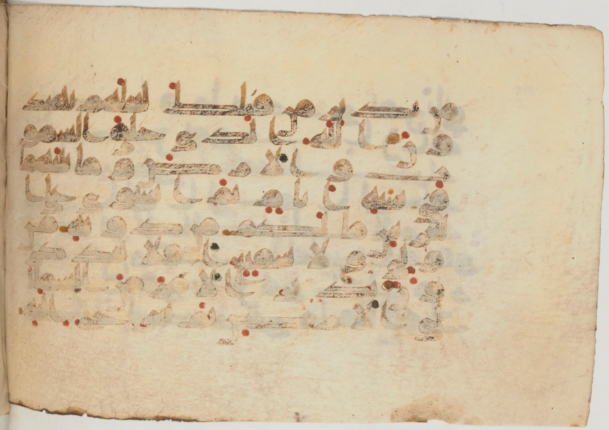 Paris, Bibliothèque nationale de France, Arabe 359 (a) (Scan 1), in Kufic Group D script, showing Surah 32:5 from Mid 8th to Late 10th Century AD found in Fustat (Old Cairo), Egypt, currently housed at Bibliothèque nationale de France, Paris