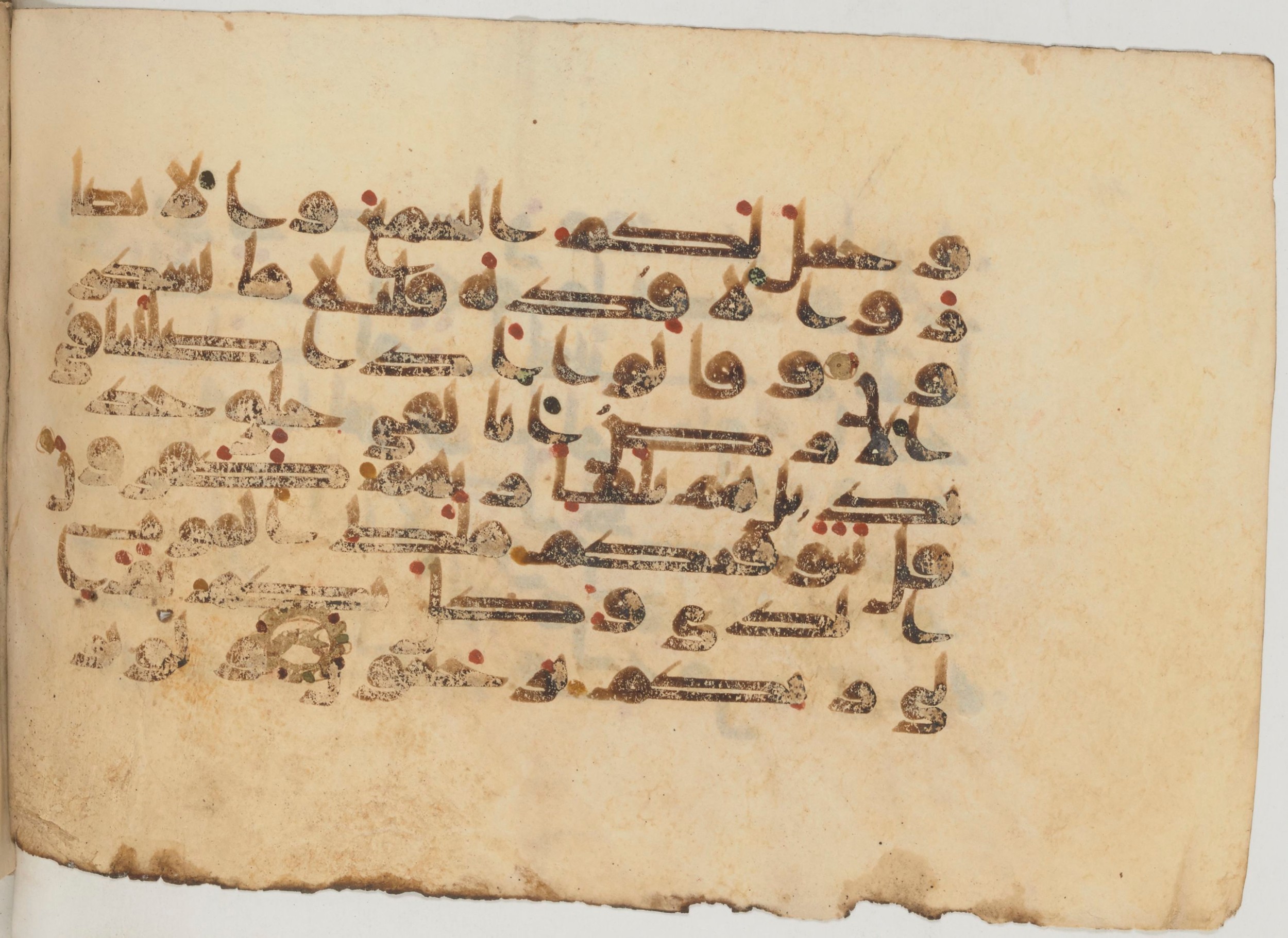Paris, Bibliothèque nationale de France, Arabe 359 (a) (Scan 2), in Kufic Group D script, showing Surah 32:9 from Mid 8th to Late 10th Century AD found in Fustat (Old Cairo), Egypt, currently housed at Bibliothèque nationale de France, Paris