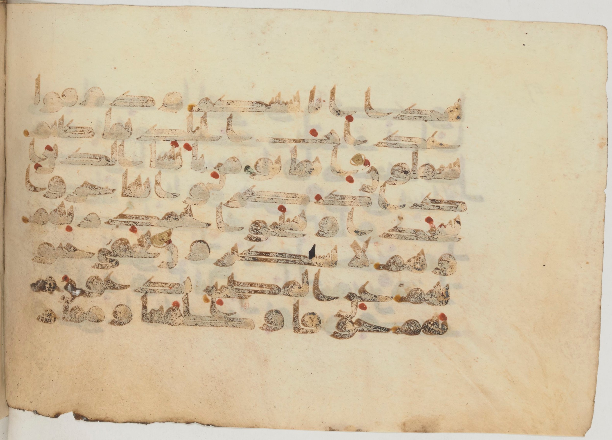 Paris, Bibliothèque nationale de France, Arabe 359 (a) (Scan 2), in Kufic Group D script, showing Surah 32:14 from Mid 8th to Late 10th Century AD found in Fustat (Old Cairo), Egypt, currently housed at Bibliothèque nationale de France, Paris