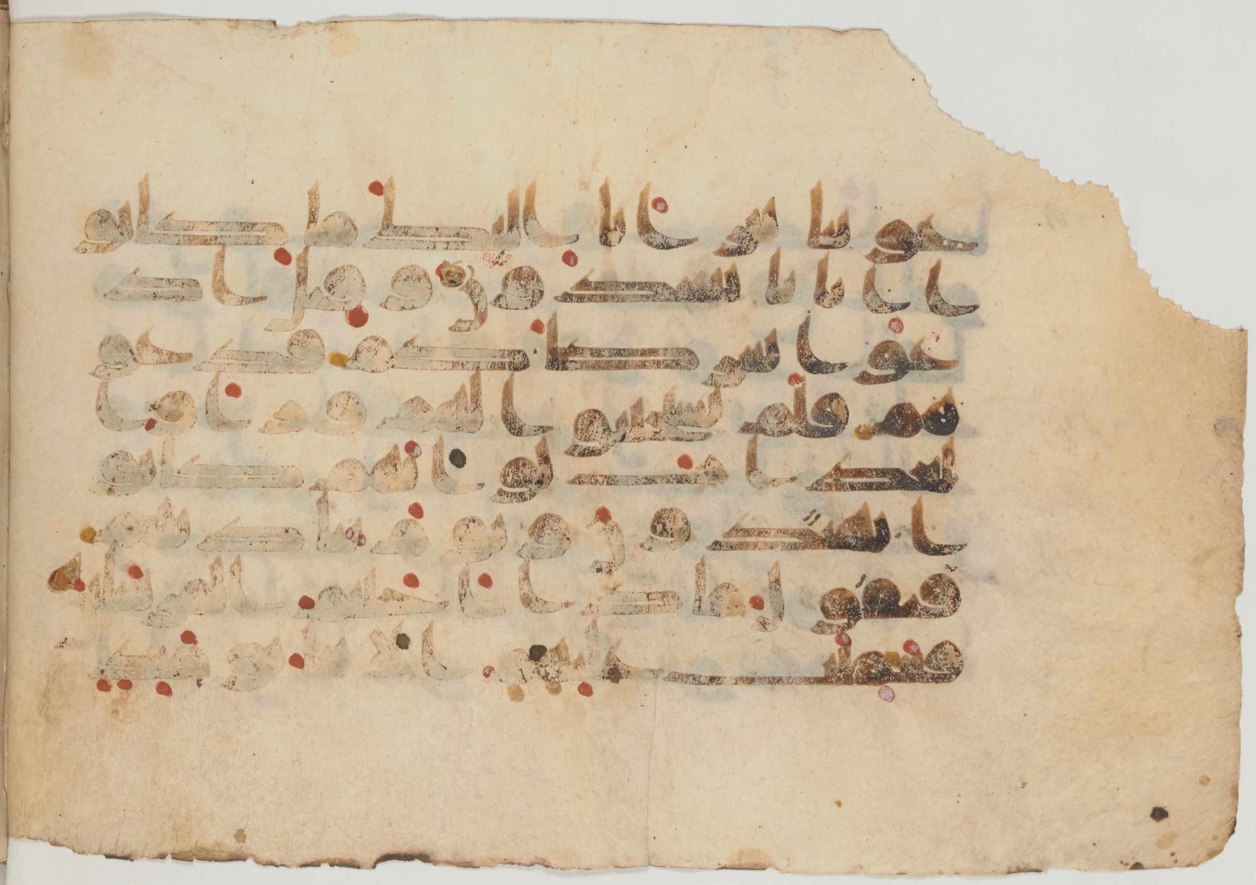 Paris, Bibliothèque nationale de France, Arabe 359 (a), in Kufic Group D script, showing Surah 28:65 from Mid 8th to Late 10th Century AD found in Fustat (Old Cairo), Egypt, currently housed at Bibliothèque nationale de France, Paris