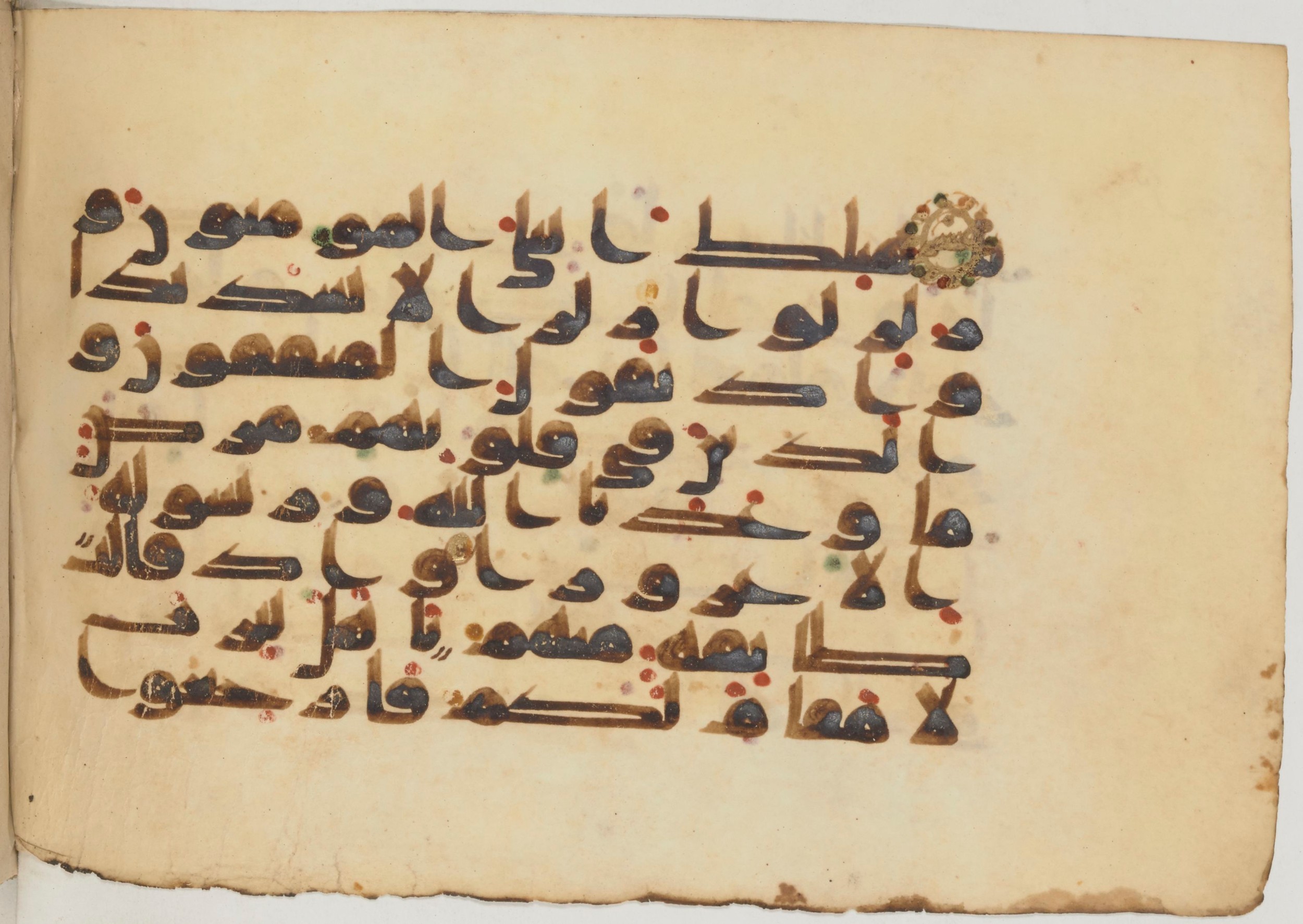 Paris, Bibliothèque nationale de France, Arabe 359 (a) (Scan 1), in Kufic Group D script, showing Surah 33:13 from Mid 8th to Late 10th Century AD found in Fustat (Old Cairo), Egypt, currently housed at Bibliothèque nationale de France, Paris