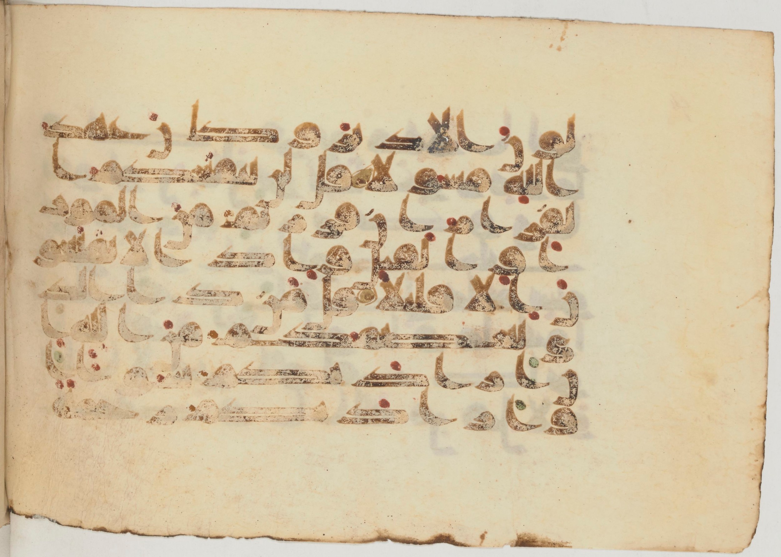 Paris, Bibliothèque nationale de France, Arabe 359 (a), in Kufic Group D script, showing Surah 33:16 from Mid 8th to Late 10th Century AD found in Fustat (Old Cairo), Egypt, currently housed at Bibliothèque nationale de France, Paris