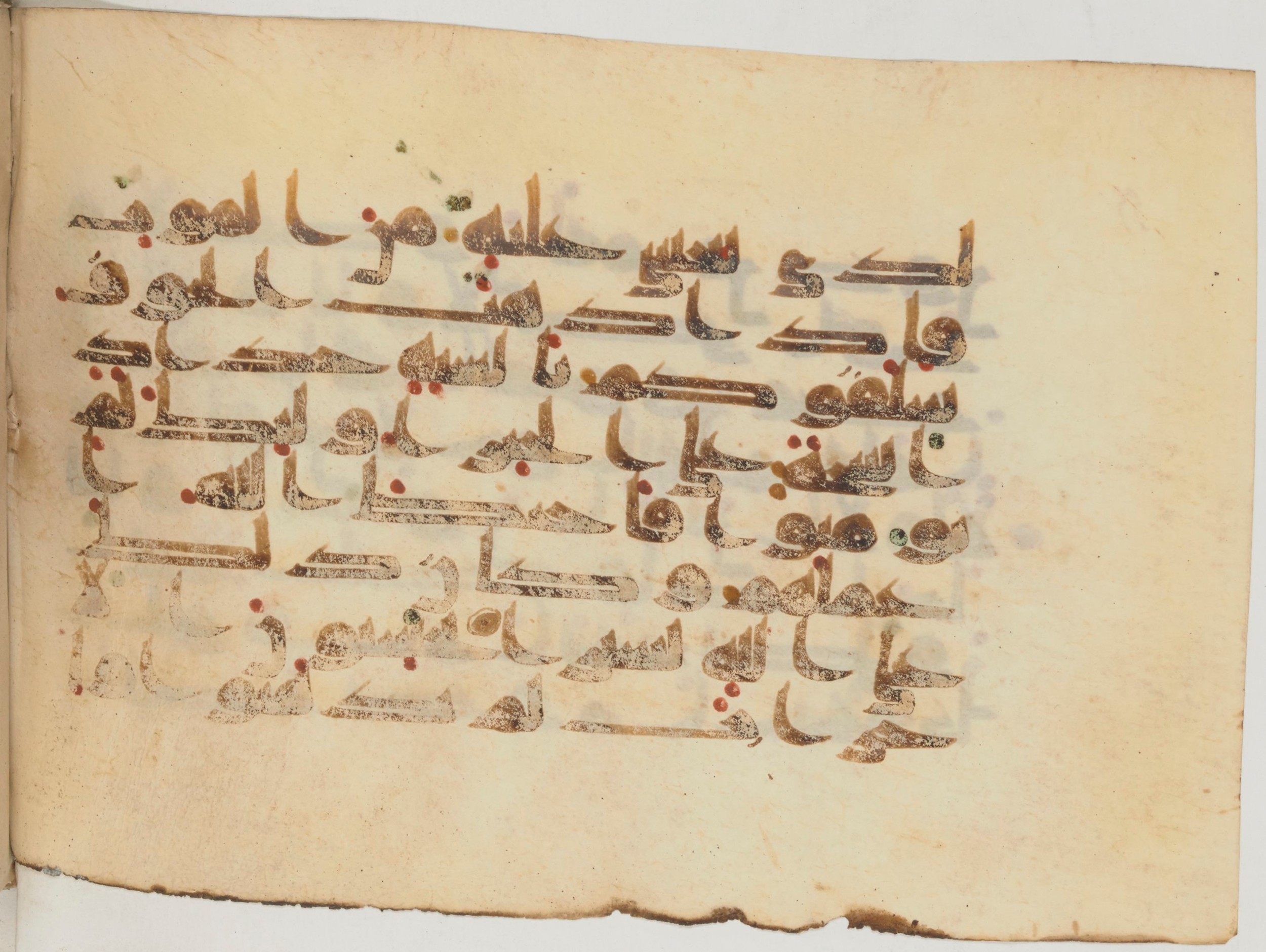 Paris, Bibliothèque nationale de France, Arabe 359 (a) (Scan 1), in Kufic Group D script, showing Surah 33:20 from Mid 8th to Late 10th Century AD found in Fustat (Old Cairo), Egypt, currently housed at Bibliothèque nationale de France, Paris