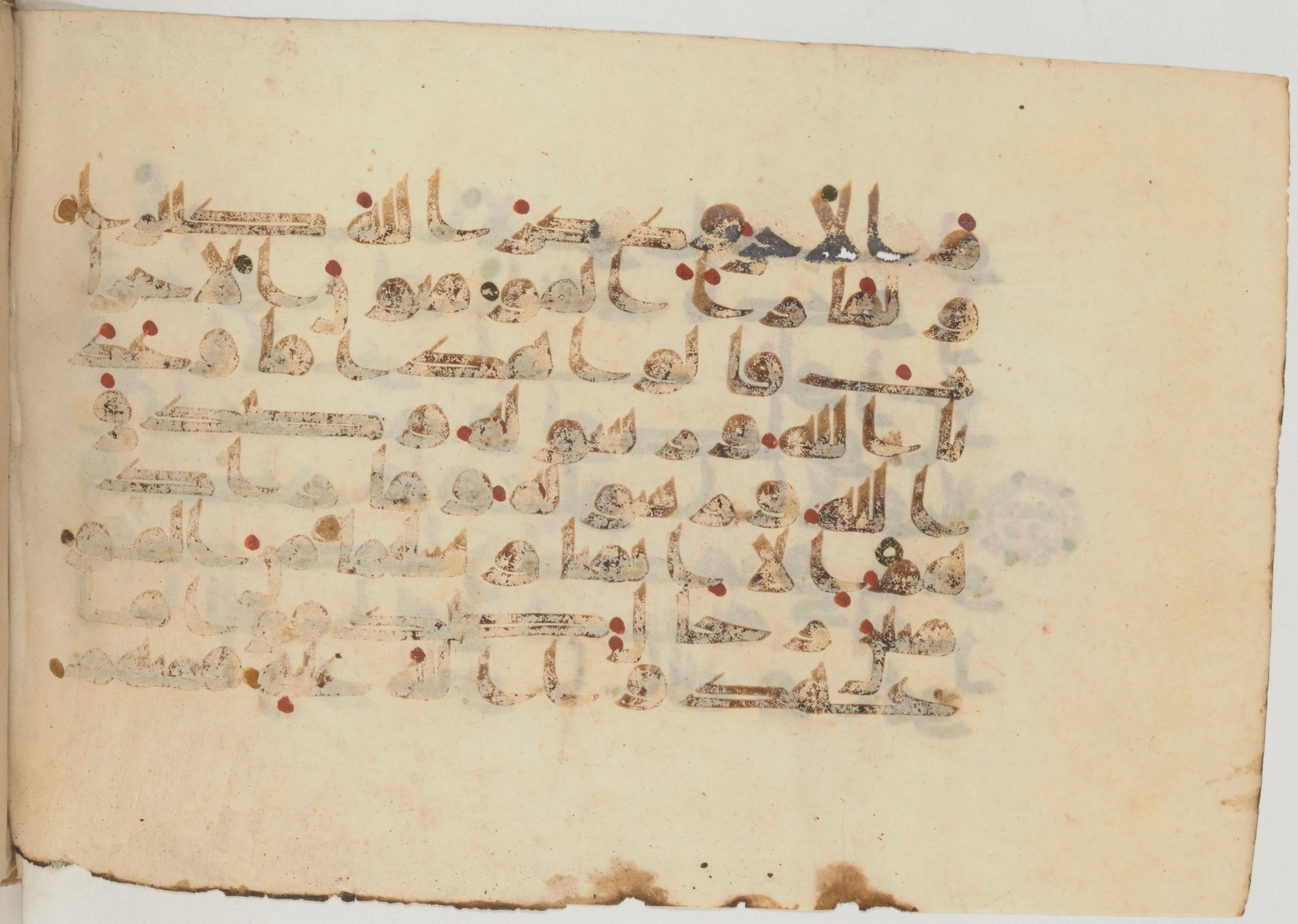 Paris, Bibliothèque nationale de France, Arabe 359 (a), in Kufic Group D script, showing Surah 33:22 from Mid 8th to Late 10th Century AD found in Fustat (Old Cairo), Egypt, currently housed at Bibliothèque nationale de France, Paris