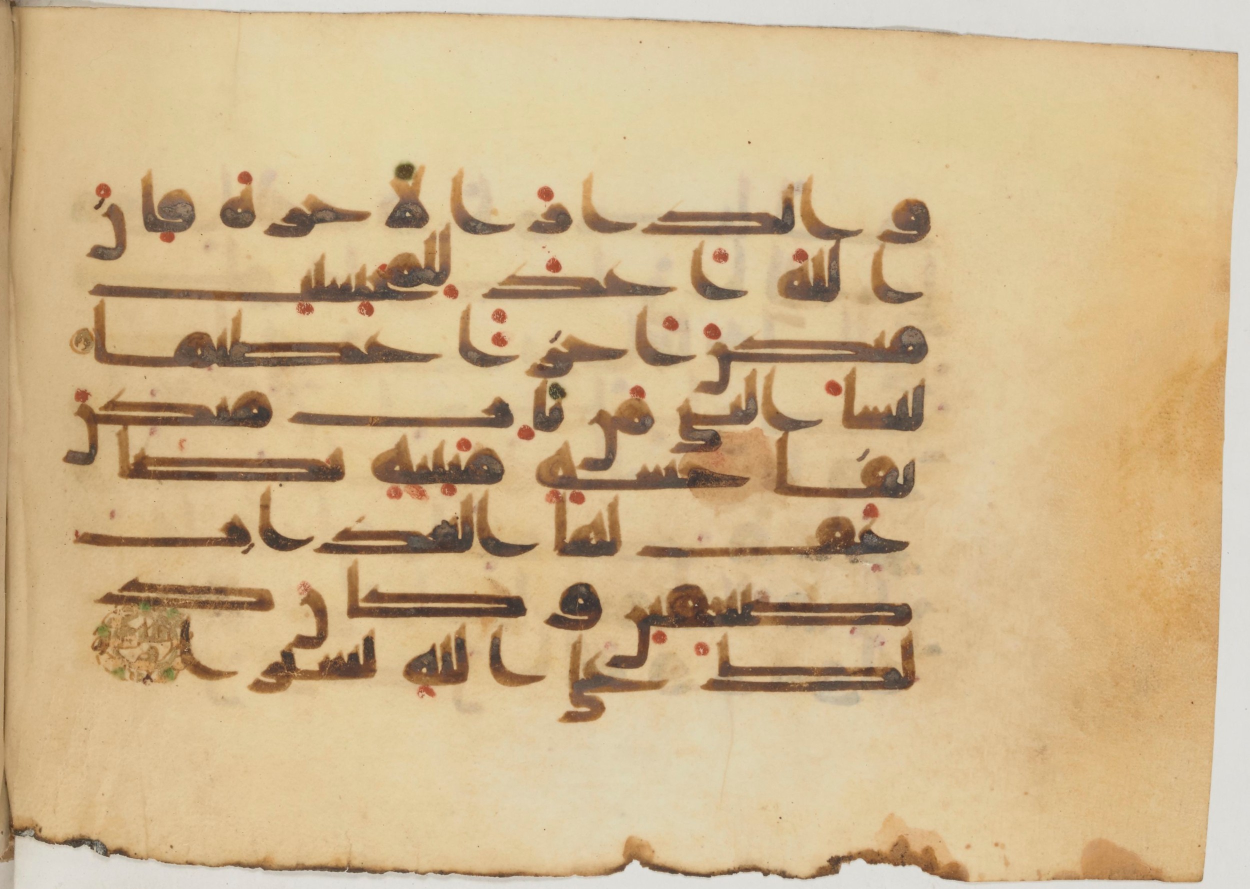 Paris, Bibliothèque nationale de France, Arabe 359 (a) (Scan 2), in Kufic Group D script, showing Surah 33:29 from Mid 8th to Late 10th Century AD found in Fustat (Old Cairo), Egypt, currently housed at Bibliothèque nationale de France, Paris