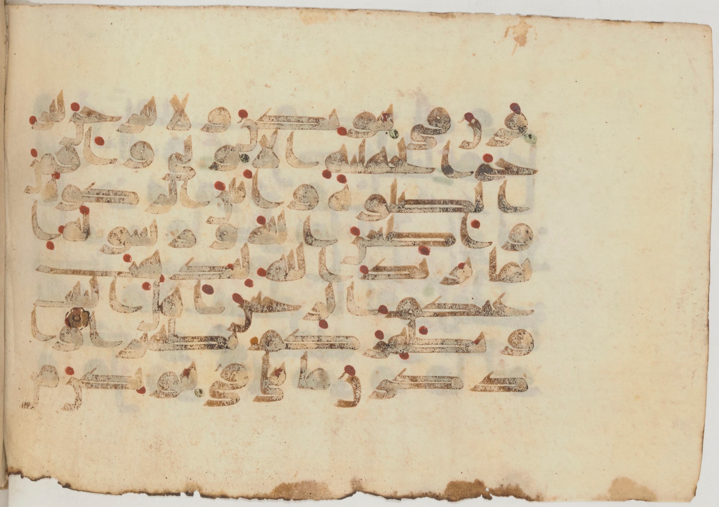 Paris, Bibliothèque nationale de France, Arabe 359 (a) (Scan 1), in Kufic Group D script, showing Surah 33:34 from Mid 8th to Late 10th Century AD found in Fustat (Old Cairo), Egypt, currently housed at Bibliothèque nationale de France, Paris