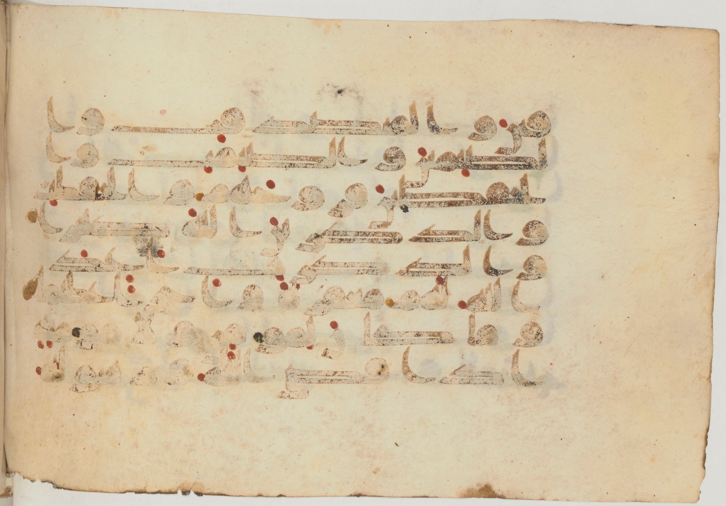 Paris, Bibliothèque nationale de France, Arabe 359 (a) (Scan 1), in Kufic Group D script, showing Surah 33:36 from Mid 8th to Late 10th Century AD found in Fustat (Old Cairo), Egypt, currently housed at Bibliothèque nationale de France, Paris