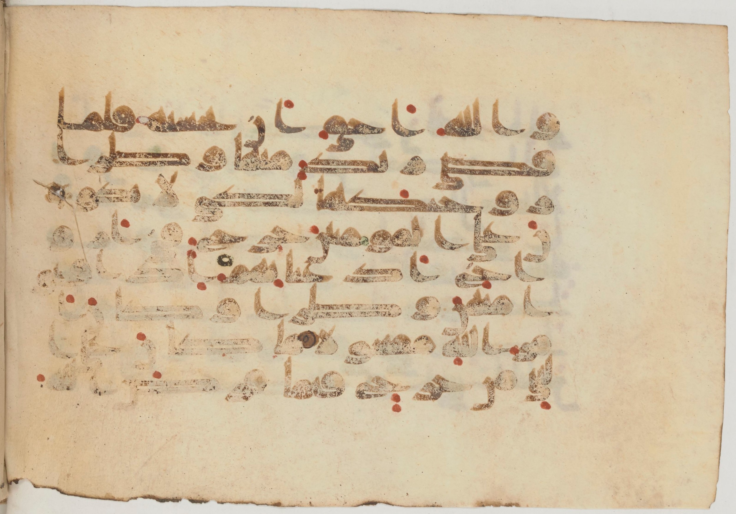 Paris, Bibliothèque nationale de France, Arabe 359 (a) (Scan 2), in Kufic Group D script, showing Surah 33:37 from Mid 8th to Late 10th Century AD found in Fustat (Old Cairo), Egypt, currently housed at Bibliothèque nationale de France, Paris