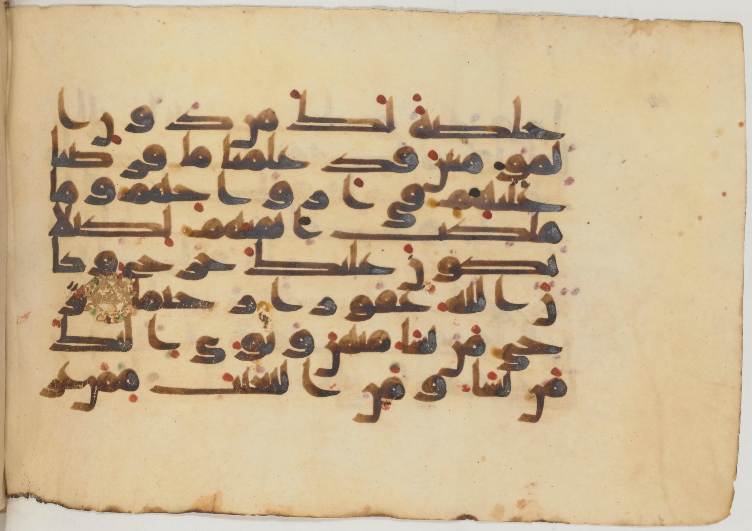 Paris, Bibliothèque nationale de France, Arabe 359 (a) (Scan 1), in Kufic Group D script, showing Surah 33:51 from Mid 8th to Late 10th Century AD found in Fustat (Old Cairo), Egypt, currently housed at Bibliothèque nationale de France, Paris