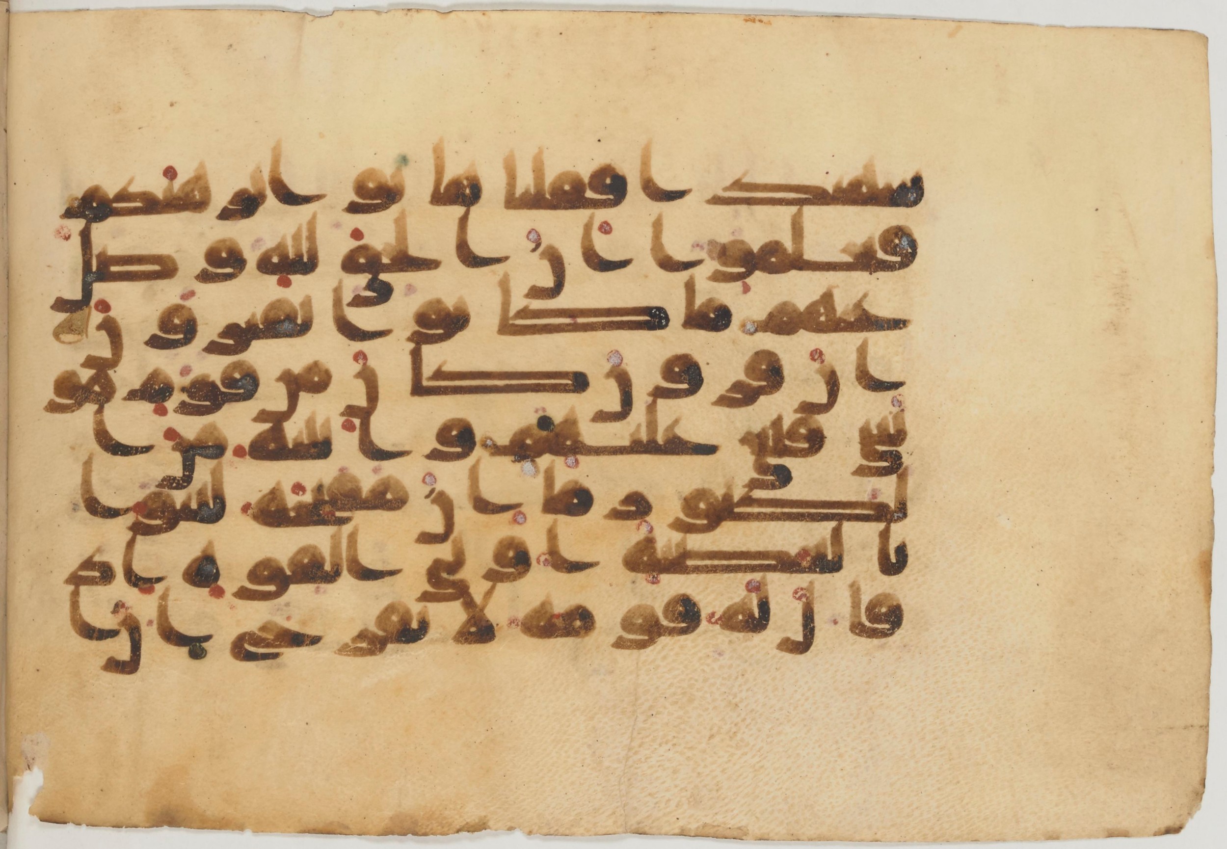 Paris, Bibliothèque nationale de France, Arabe 359 (a) (Scan 1), in Kufic Group D script, showing Surah 28:76 from Mid 8th to Late 10th Century AD found in Fustat (Old Cairo), Egypt, currently housed at Bibliothèque nationale de France, Paris
