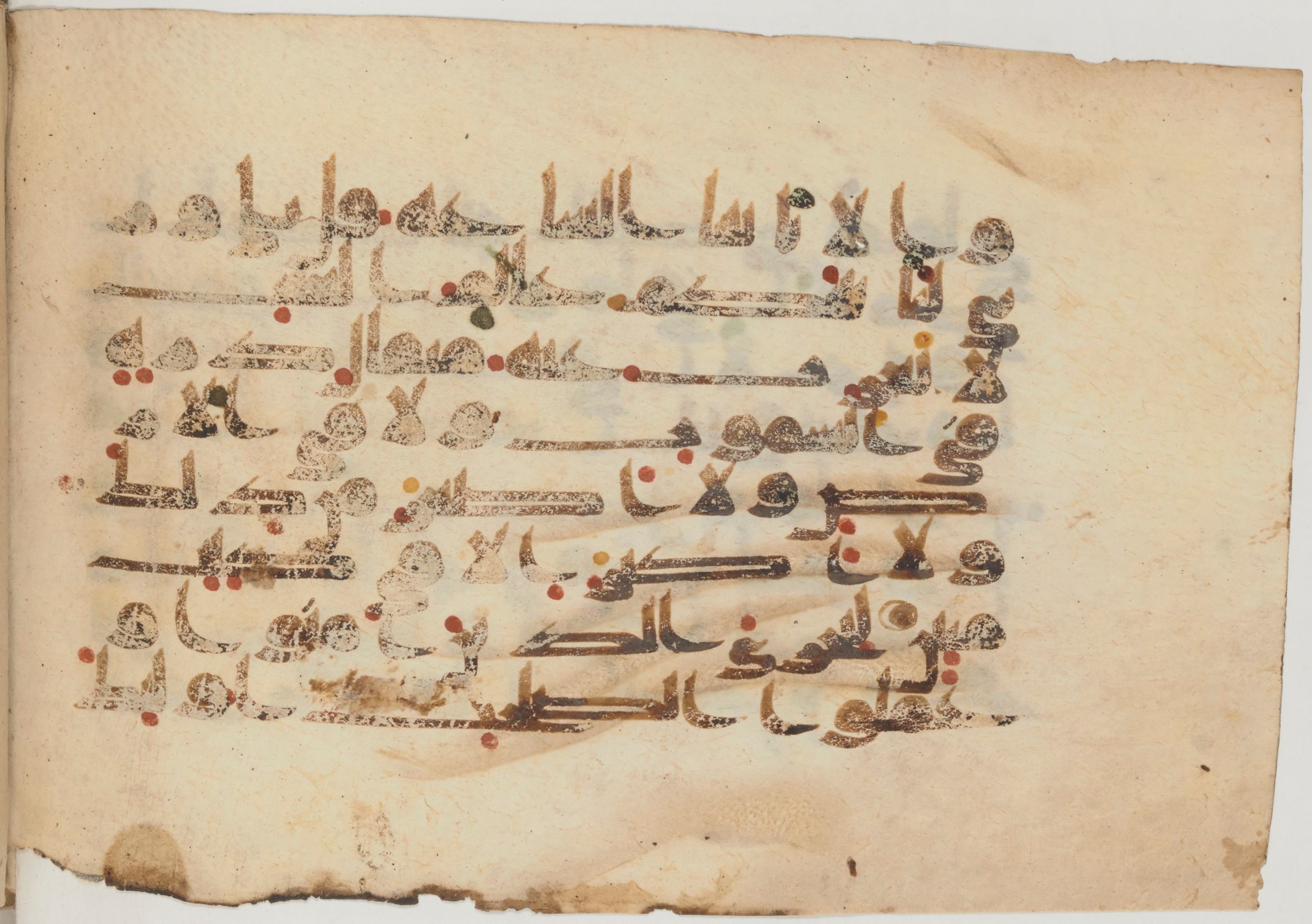 Paris, Bibliothèque nationale de France, Arabe 359 (a) (Scan 1), in Kufic Group D script, showing Surah 34:4 from Mid 8th to Late 10th Century AD found in Fustat (Old Cairo), Egypt, currently housed at Bibliothèque nationale de France, Paris