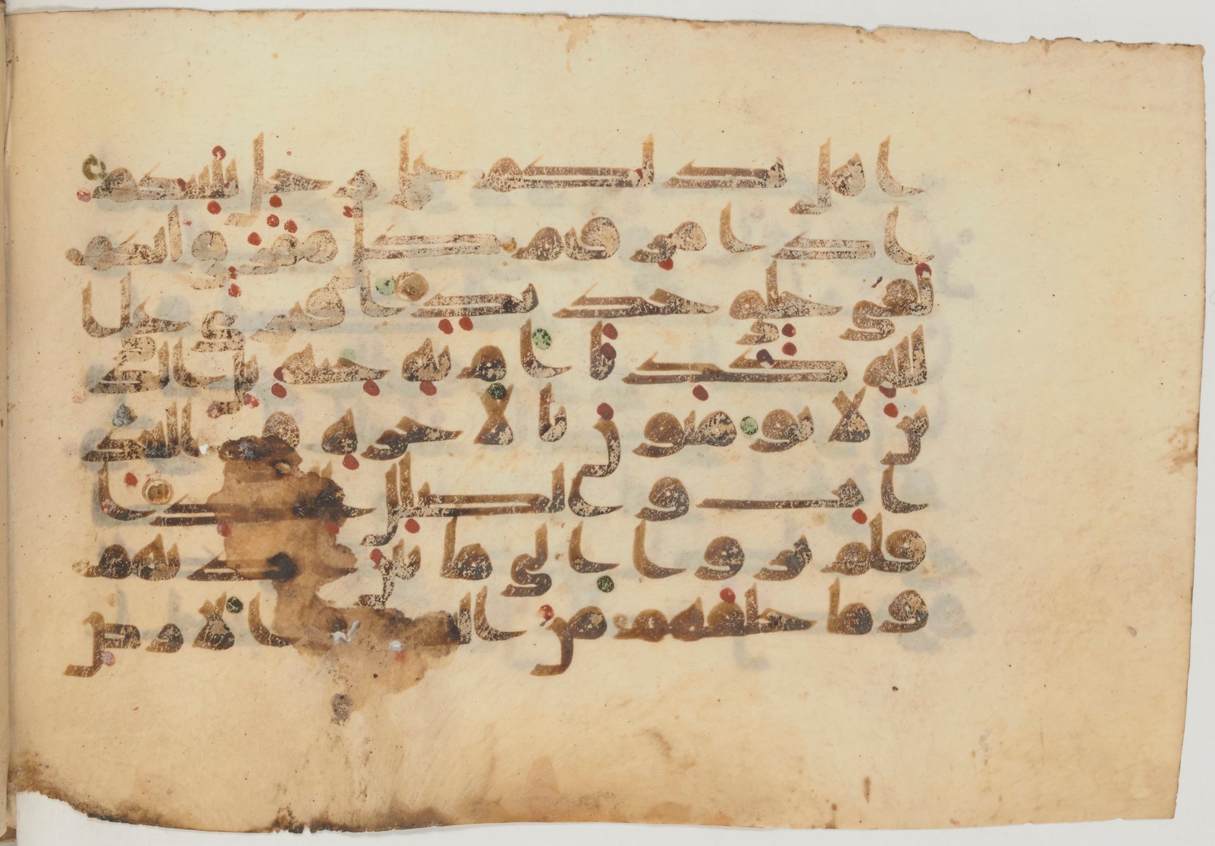 Paris, Bibliothèque nationale de France, Arabe 359 (a) (Scan 2), in Kufic Group D script, showing Surah 34:7 from Mid 8th to Late 10th Century AD found in Fustat (Old Cairo), Egypt, currently housed at Bibliothèque nationale de France, Paris