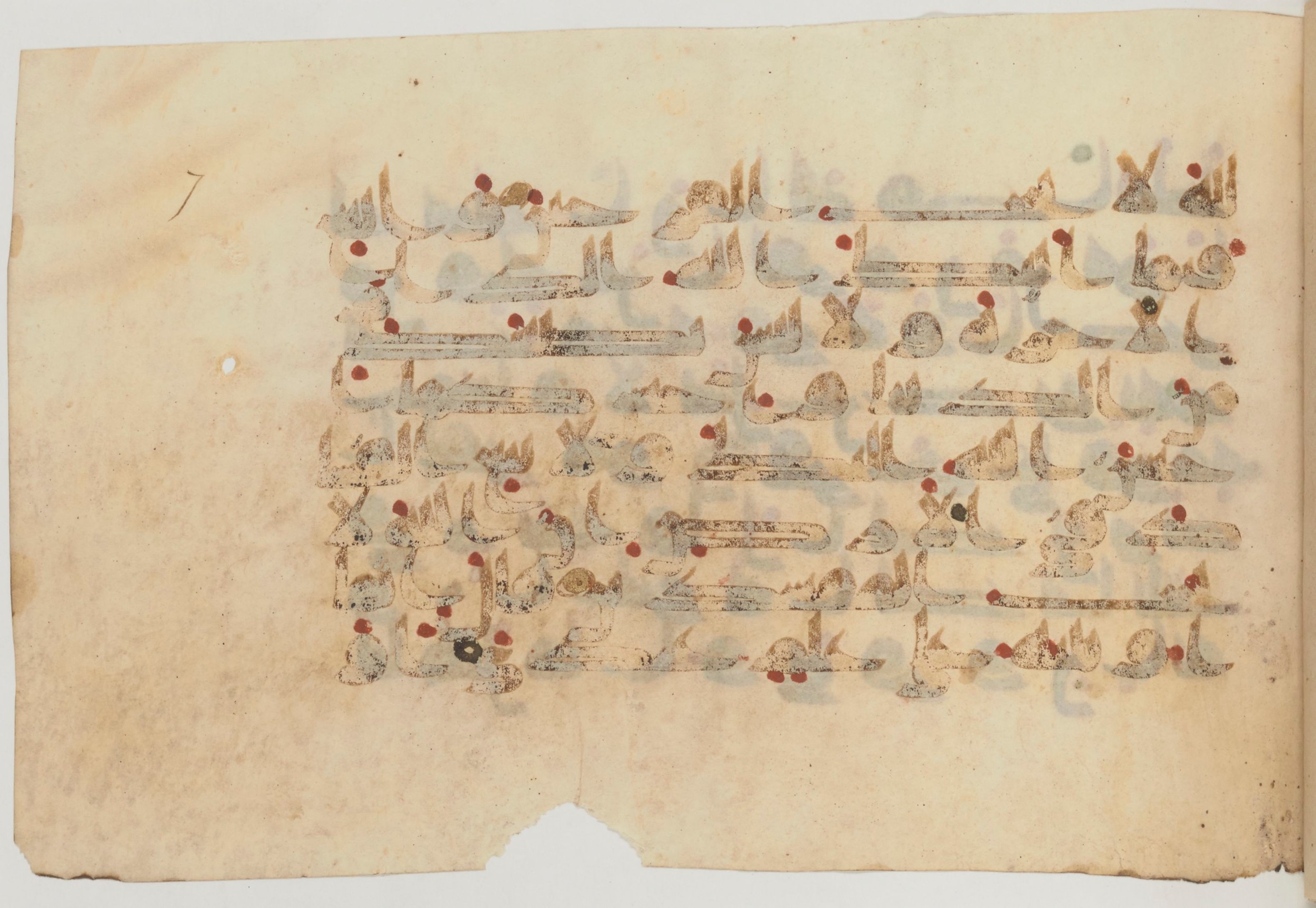Paris, Bibliothèque nationale de France, Arabe 359 (a) (Scan 2), in Kufic Group D script, showing Surah 28:76 from Mid 8th to Late 10th Century AD found in Fustat (Old Cairo), Egypt, currently housed at Bibliothèque nationale de France, Paris