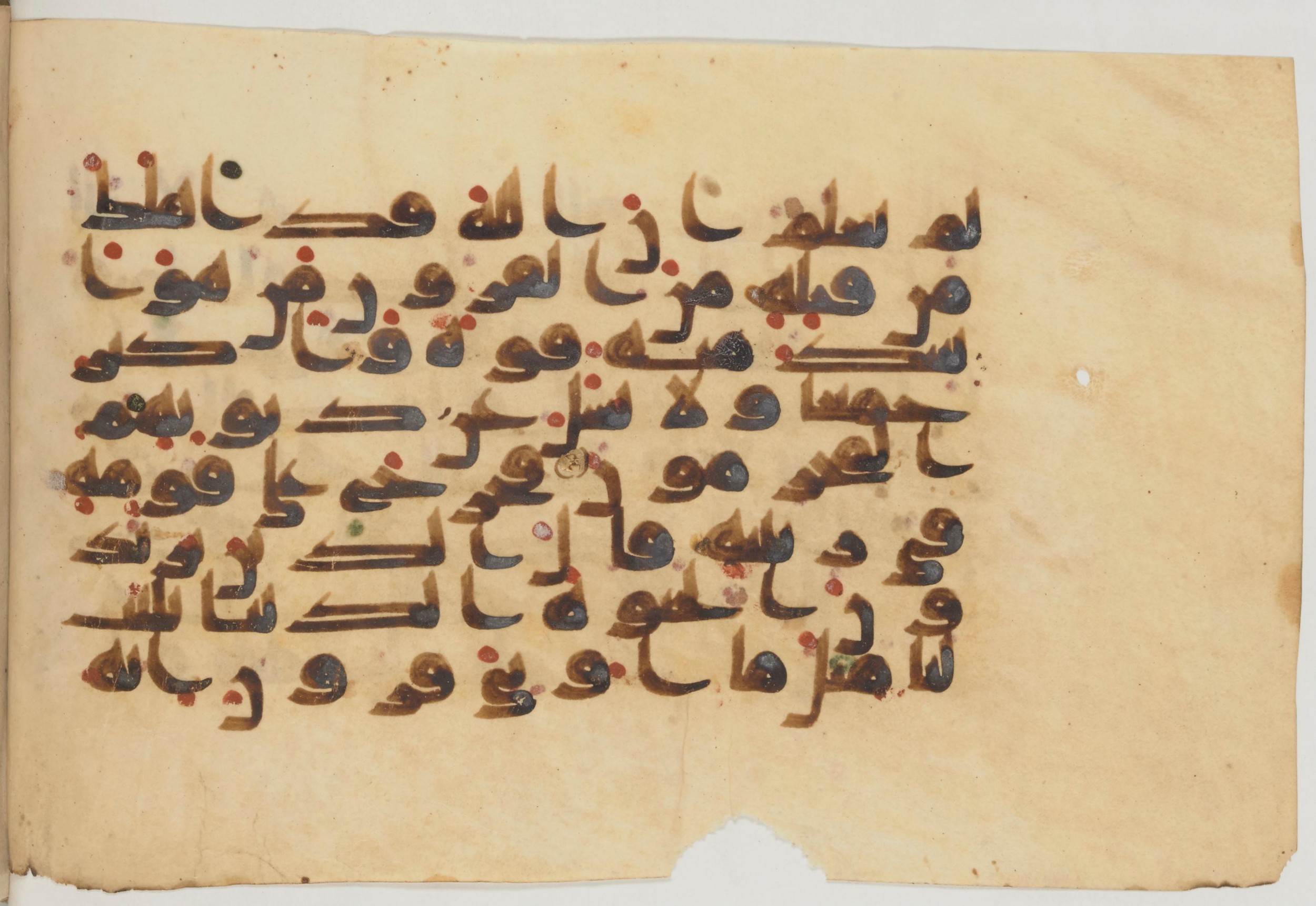 Paris, Bibliothèque nationale de France, Arabe 359 (a) (Scan 1), in Kufic Group D script, showing Surah 28:79 from Mid 8th to Late 10th Century AD found in Fustat (Old Cairo), Egypt, currently housed at Bibliothèque nationale de France, Paris