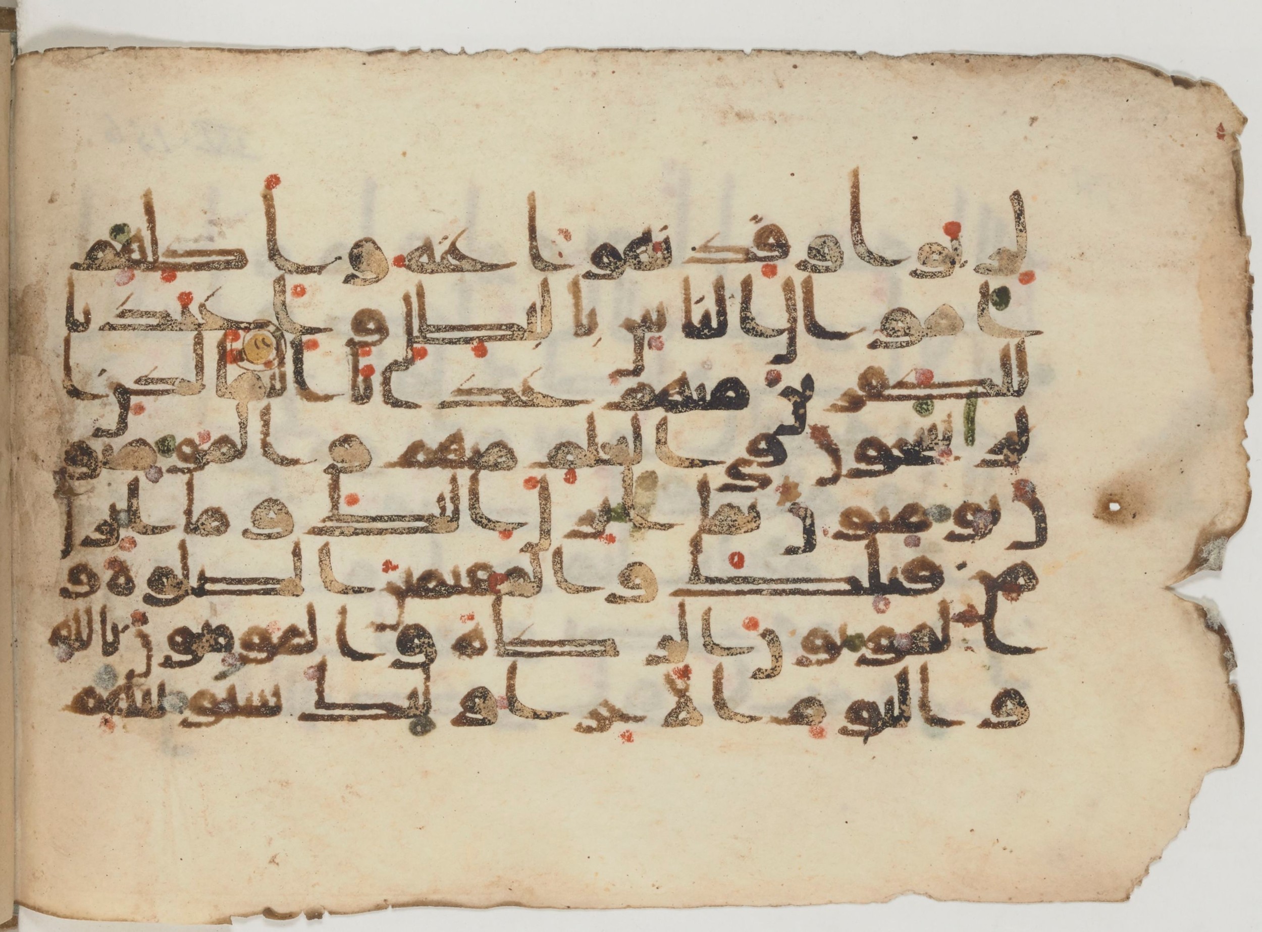 Paris, Bibliothèque nationale de France, Arabe 359 (b) (Scan 2), in Kufic D.Va script, showing Surah 4:161 from Mid-8th to 10th Century AD found in Fustat (Old Cairo), Egypt, currently housed at Bibliothèque nationale de France, Paris