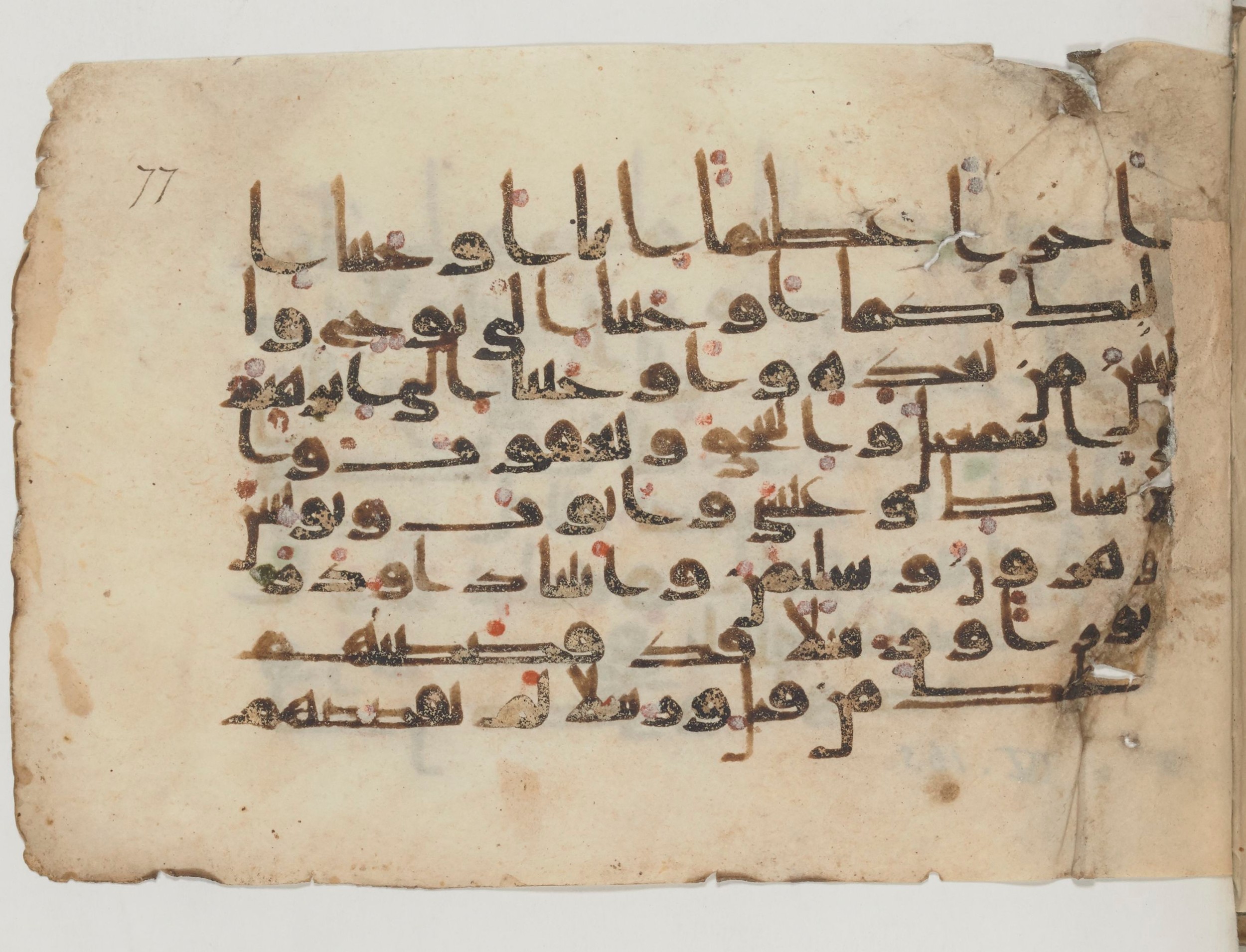 Paris, Bibliothèque nationale de France, Arabe 359 (b) (Scan 1), in Kufic D.Va script, showing Surah 4:164 from Mid-8th to 10th Century AD found in Fustat (Old Cairo), Egypt, currently housed at Bibliothèque nationale de France, Paris