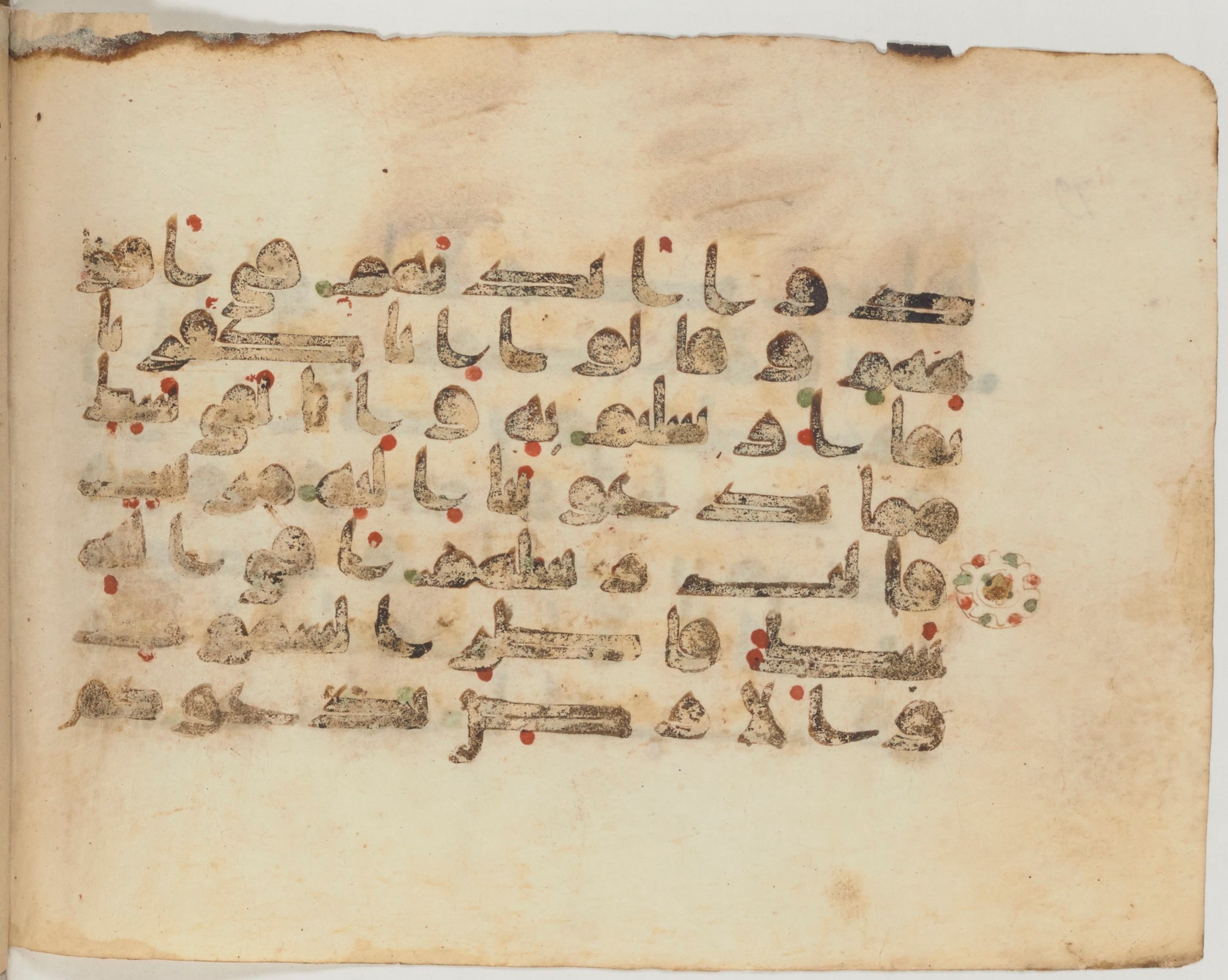 Arabe 359 (c) (Scan 2), in Kufic Group D script, showing Surah 14:9 from Mid-8th to 10th Century AD found in al-Fusṭāṭ (Fustat), Egypt, currently housed at Bibliothèque nationale de France, Paris