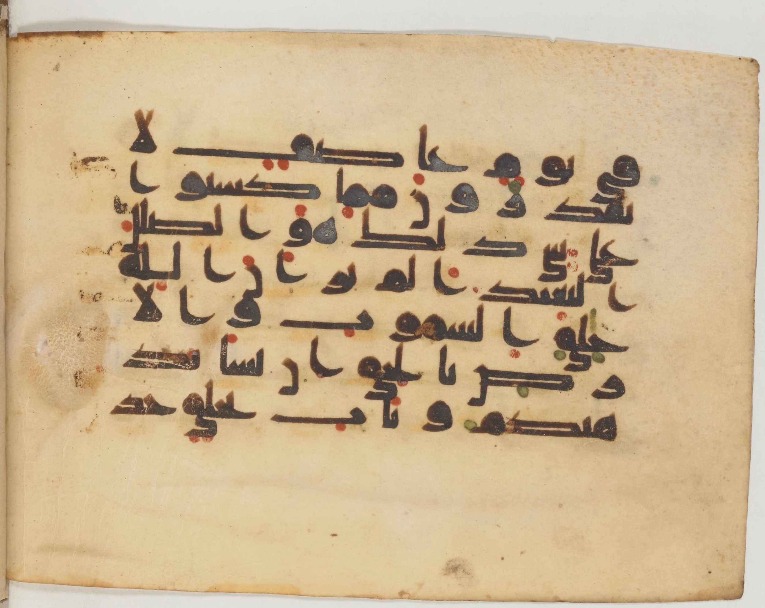 Arabe 359 (c) (Scan 1), in Kufic Group D script, showing Surah 14:19 from Mid-8th to 10th Century AD found in al-Fusṭāṭ (Fustat), Egypt, currently housed at Bibliothèque nationale de France, Paris