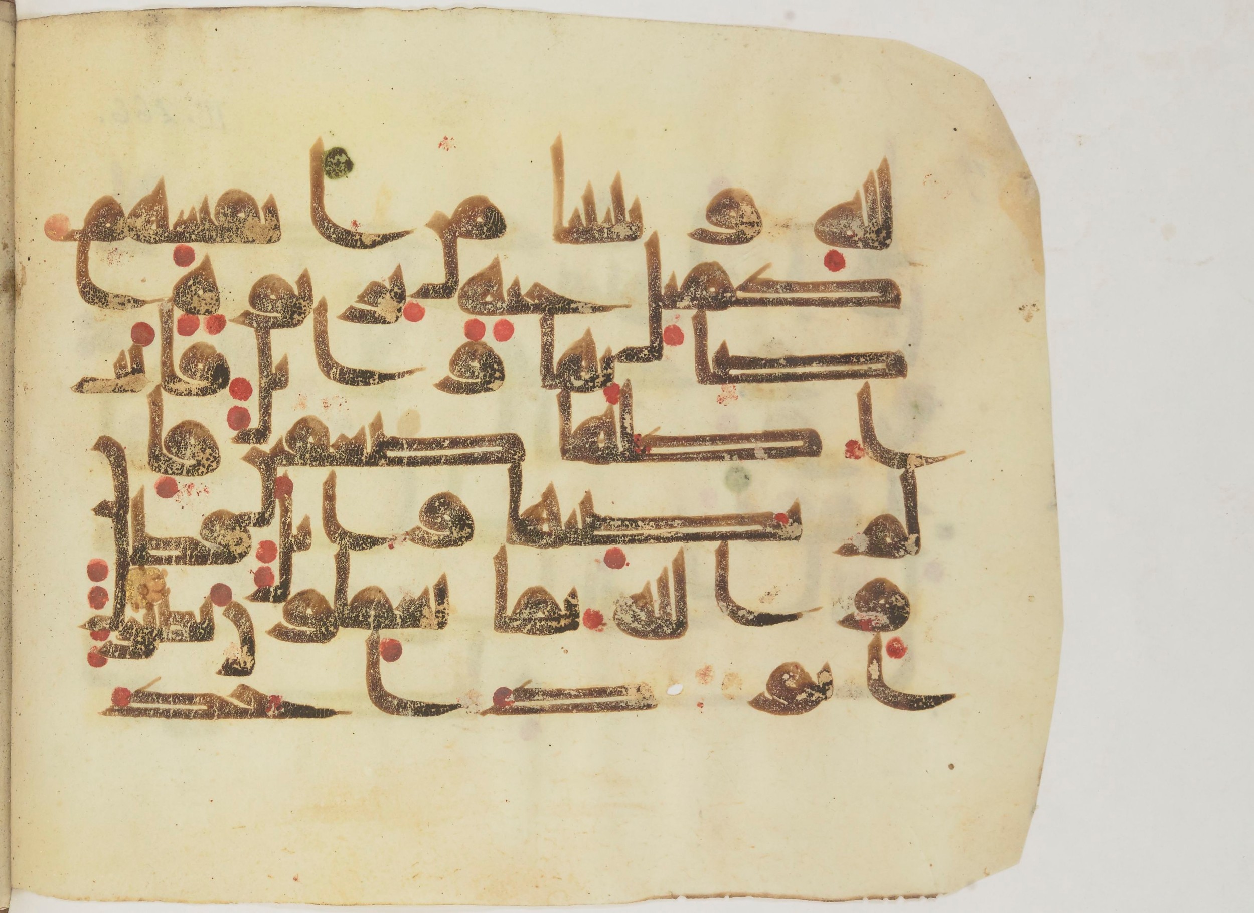 Bibliothèque nationale de France, Arabe 362 (a) (Scan 1), in Early Kufic (Déroche D III) script, showing Surah 2:266 from Mid 8th to Late 10th Century AD found in Unknown, currently housed at Bibliothèque nationale de France, Paris