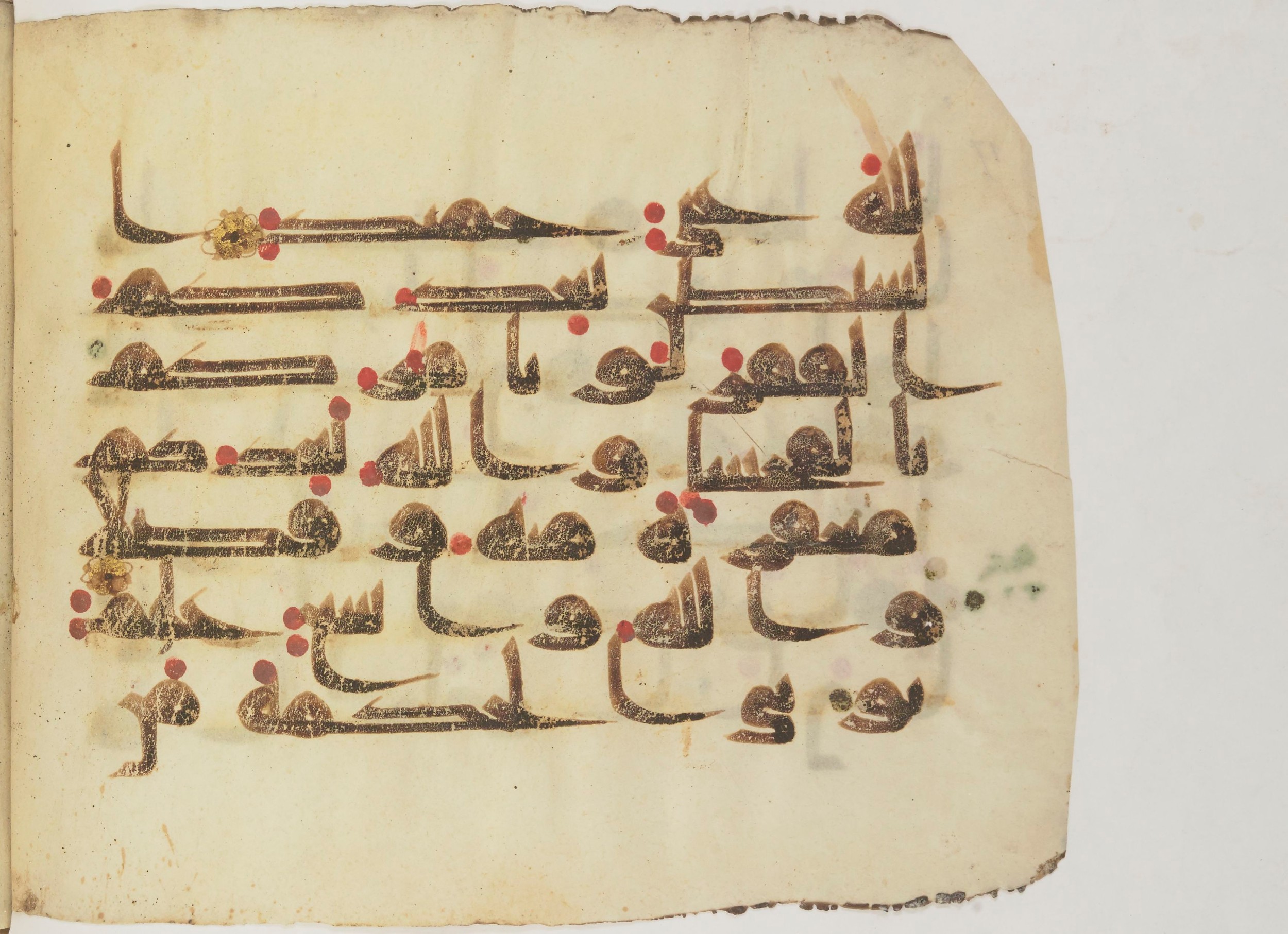 Bibliothèque nationale de France, Arabe 362 (a) (Scan 3), in Early Kufic (Déroche D III) script, showing Surah 2:267 from Mid 8th to Late 10th Century AD found in Unknown, currently housed at Bibliothèque nationale de France, Paris