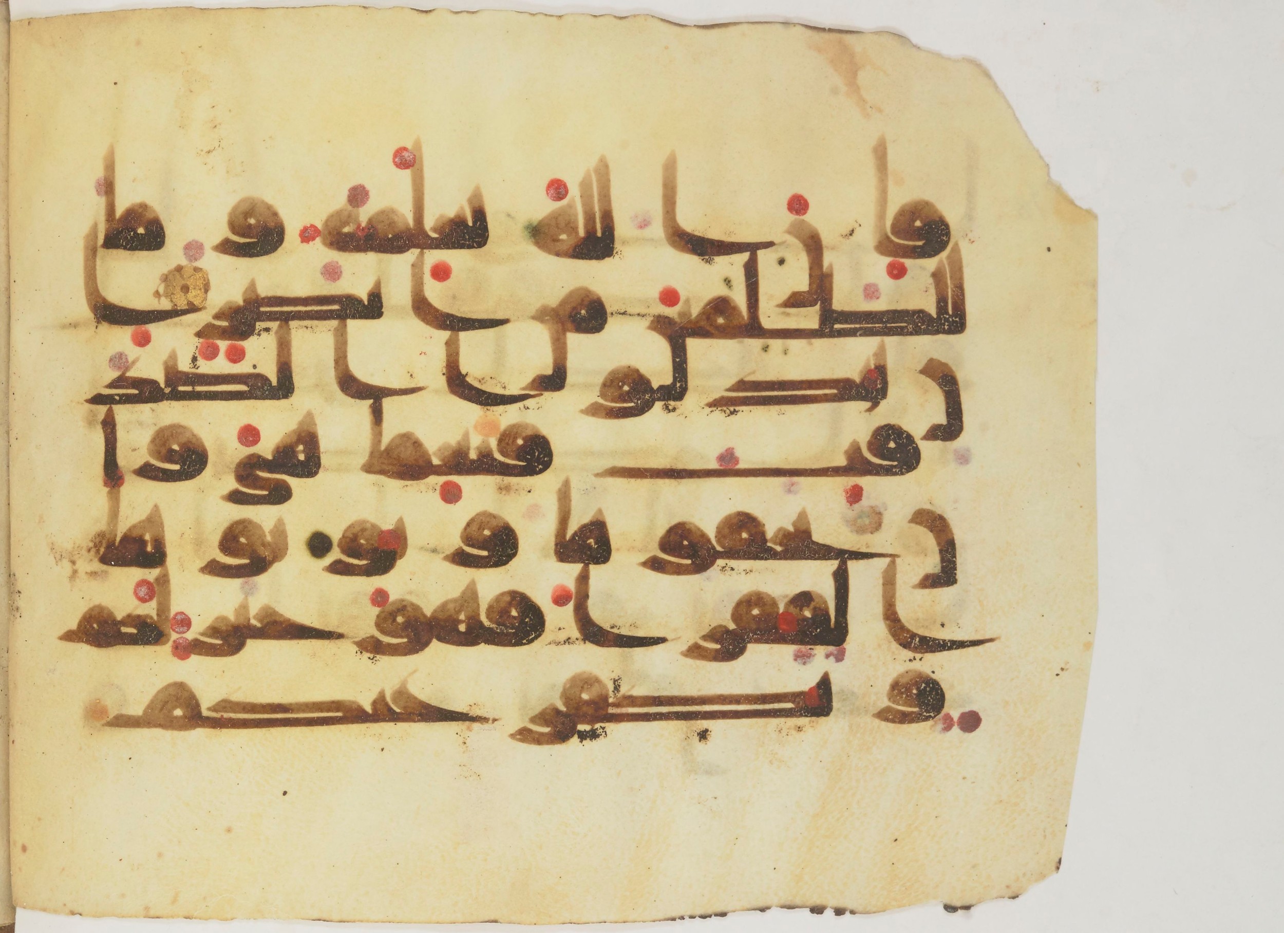 Bibliothèque nationale de France, Arabe 362 (a) (Scan 1), in Early Kufic (Déroche D III) script, showing Surah 2:271 from Mid 8th to Late 10th Century AD found in Unknown, currently housed at Bibliothèque nationale de France, Paris