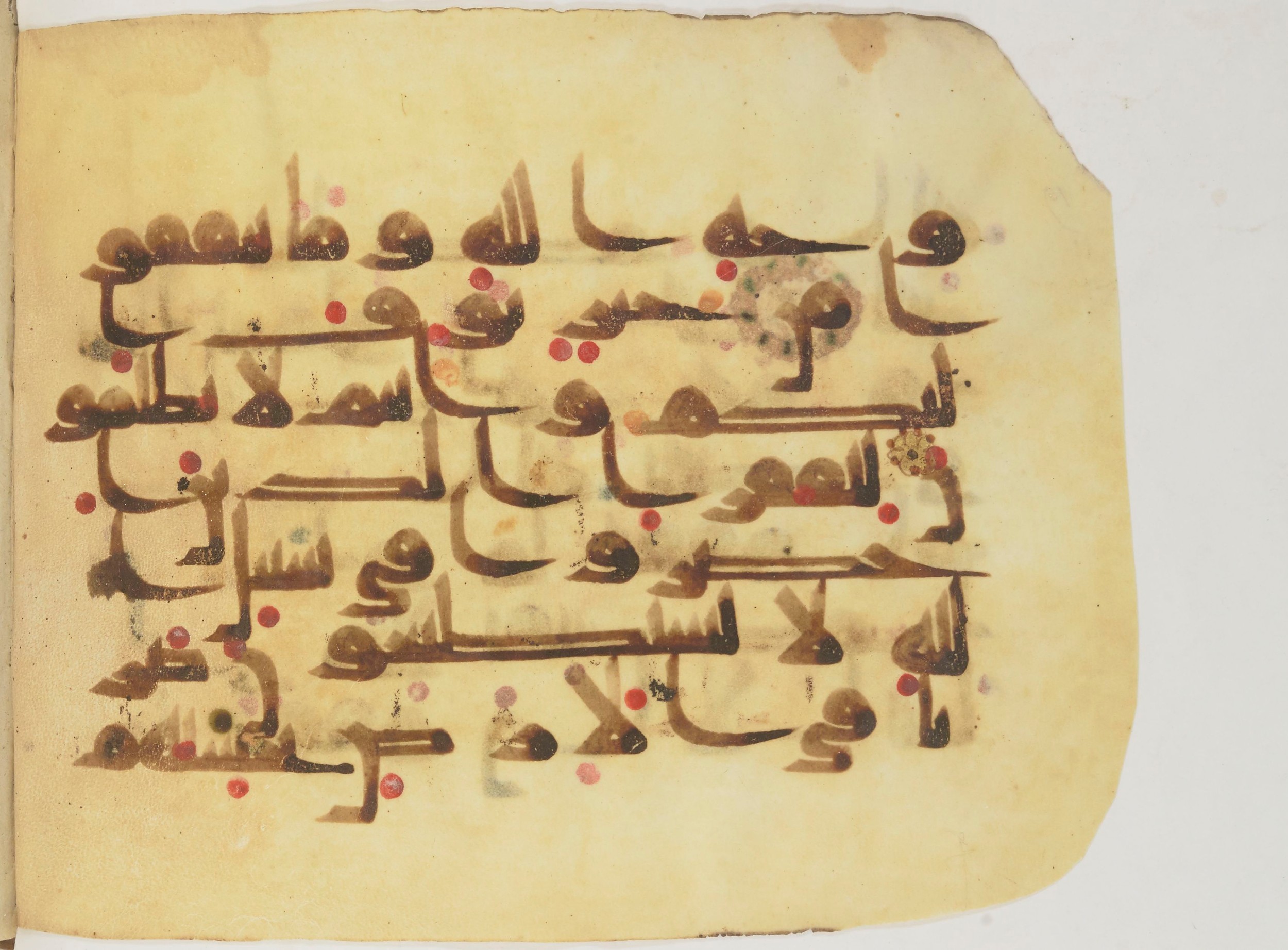 Bibliothèque nationale de France, Arabe 362 (a), in Early Kufic (Déroche D III) script, showing Surah 2:273 from Mid 8th to Late 10th Century AD found in Unknown, currently housed at Bibliothèque nationale de France, Paris