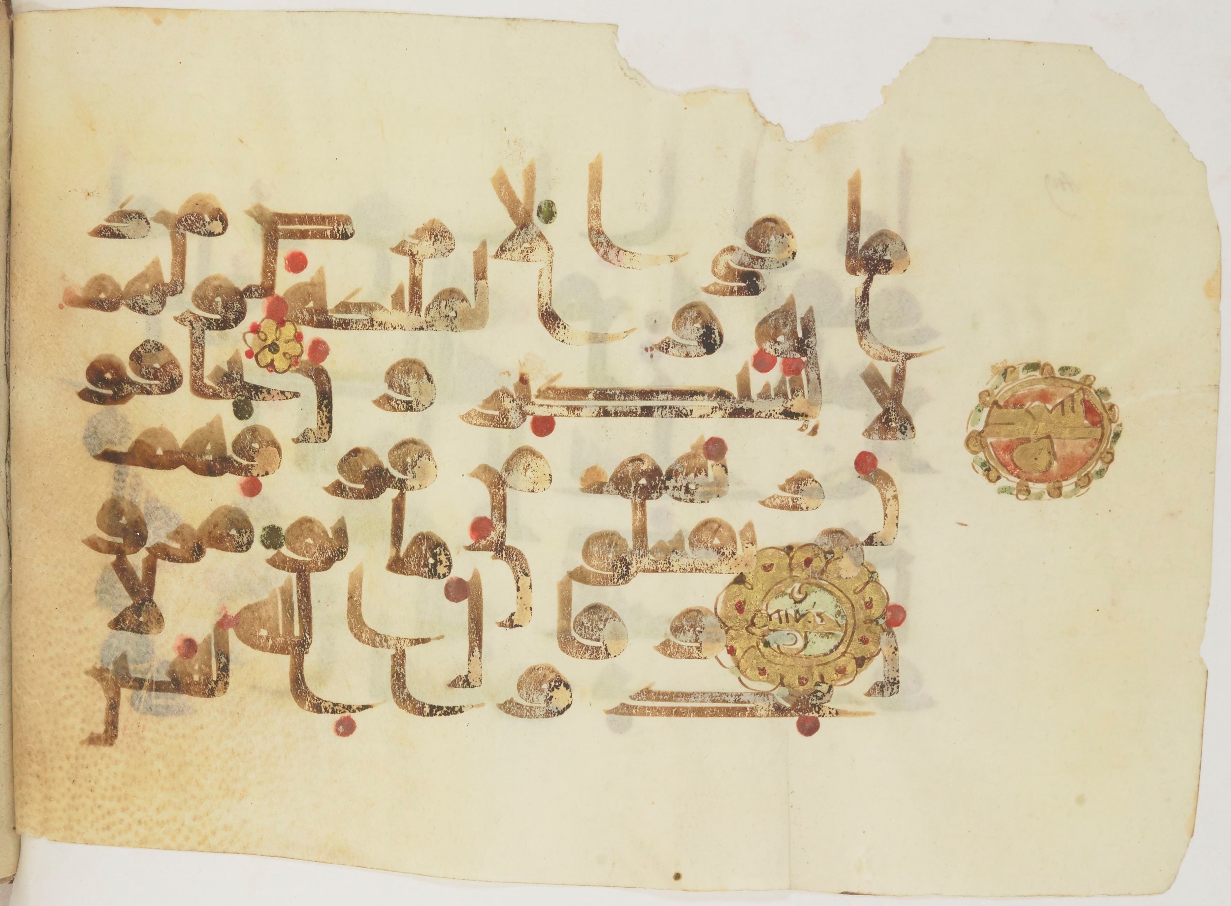 Bibliothèque nationale de France, Arabe 362 (a) (Scan 1), in Early Kufic (Déroche D III) script, showing Surah 16:51 from Mid 8th to Late 10th Century AD found in Unknown, currently housed at Bibliothèque nationale de France, Paris