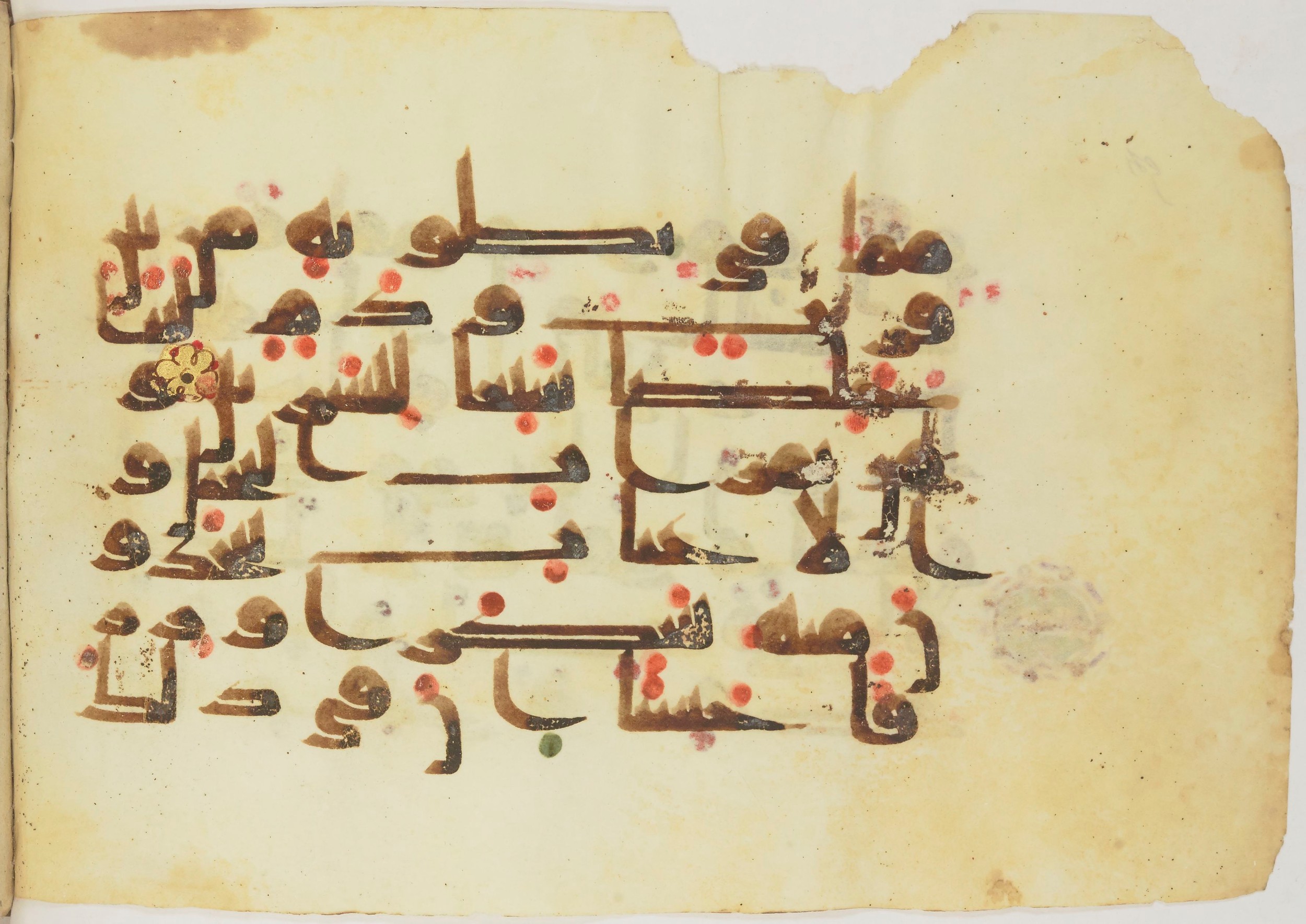 Bibliothèque nationale de France, Arabe 362 (a) (Scan 1), in Early Kufic (Déroche D III) script, showing Surah 16:67 from Mid 8th to Late 10th Century AD found in Unknown, currently housed at Bibliothèque nationale de France, Paris
