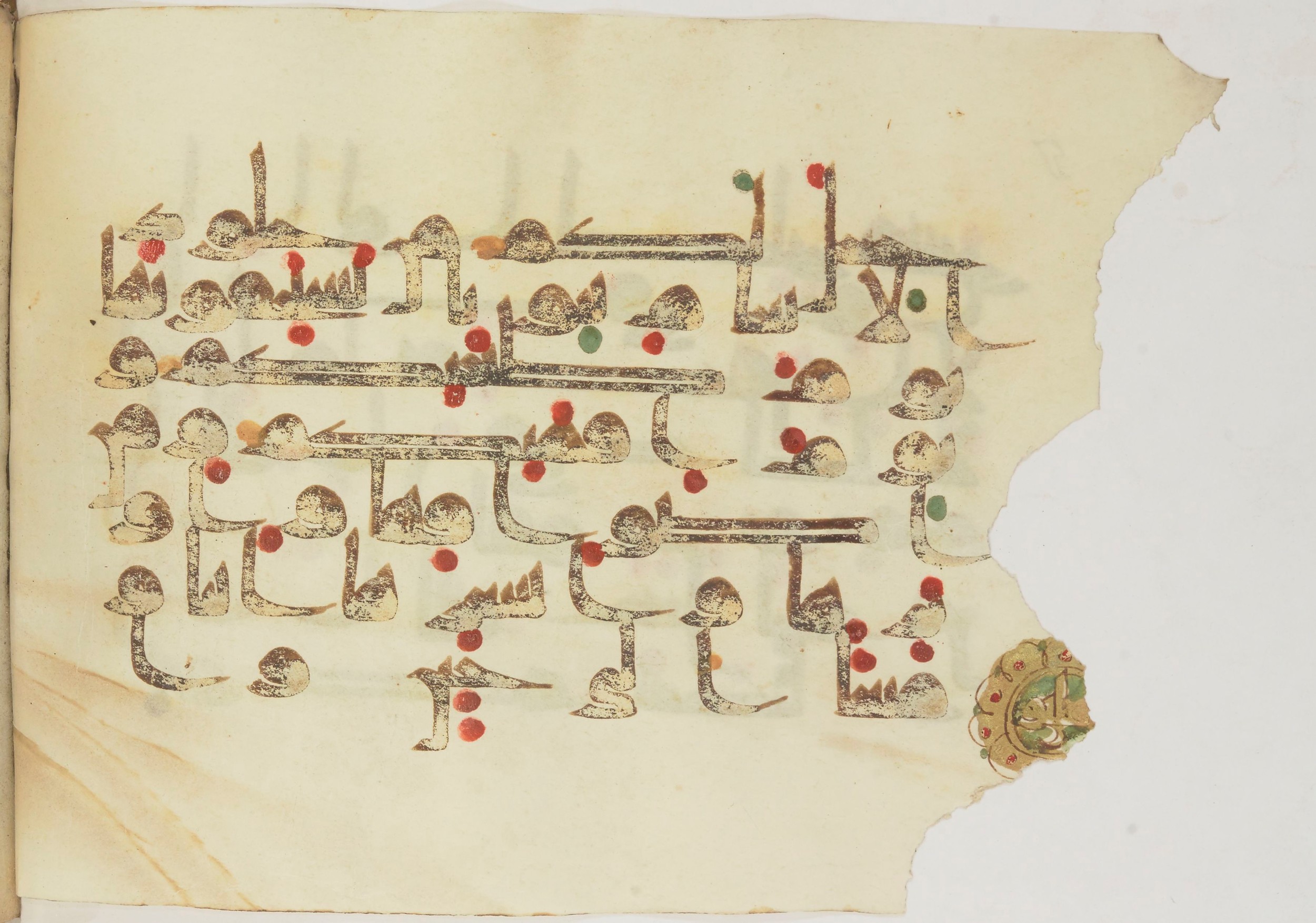 Bibliothèque nationale de France, Arabe 362 (a) (Scan 1), in Early Kufic (Déroche D III) script, showing Surah 16:81 from Mid 8th to Late 10th Century AD found in Unknown, currently housed at Bibliothèque nationale de France, Paris