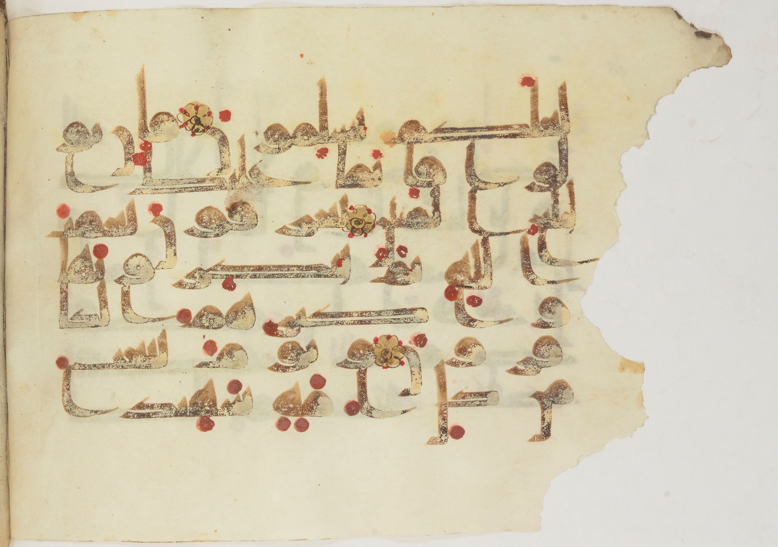 Bibliothèque nationale de France, Arabe 362 (a), in Early Kufic (Déroche D III) script, showing Surah 16:82 from Mid 8th to Late 10th Century AD found in Unknown, currently housed at Bibliothèque nationale de France, Paris