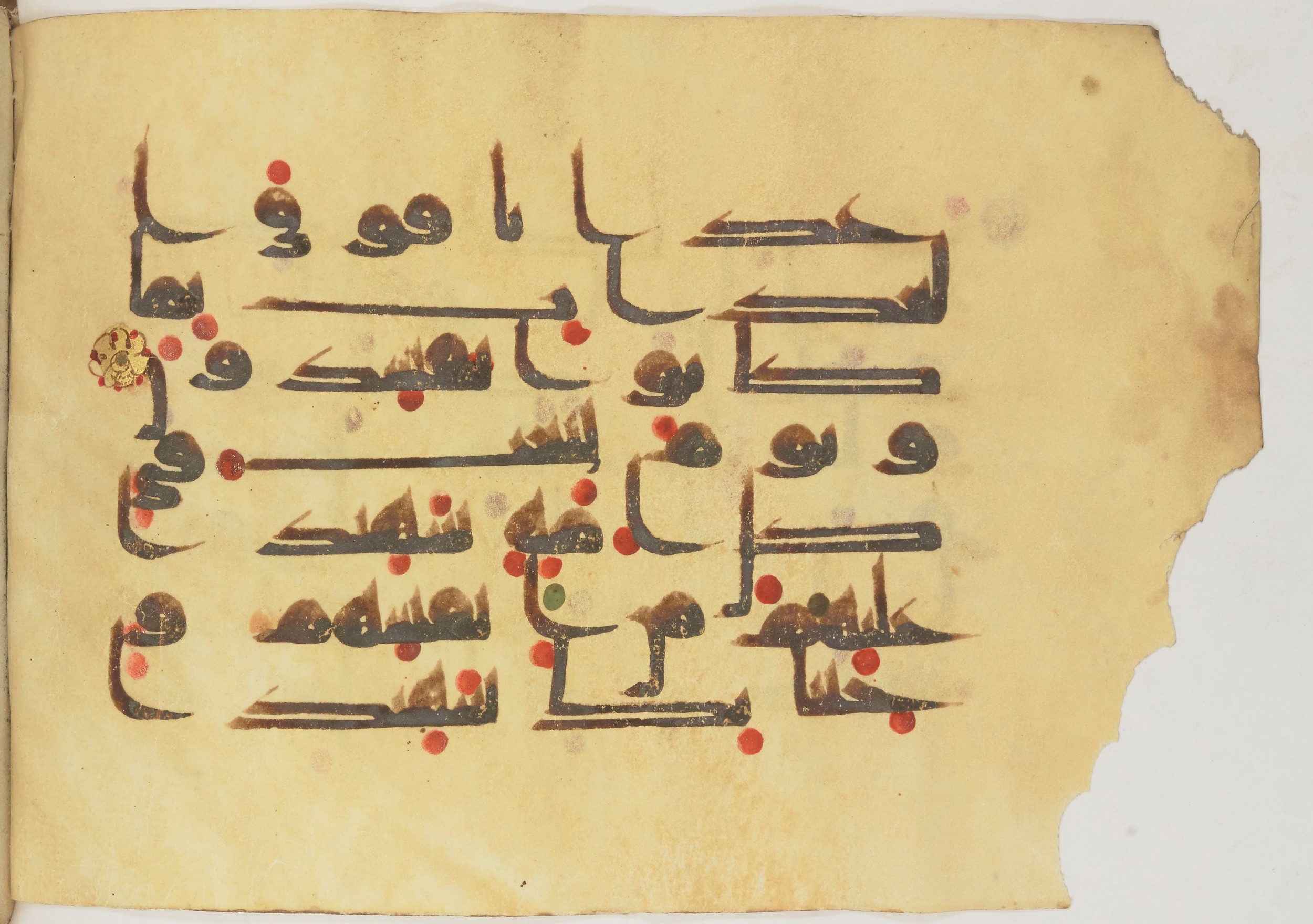 Bibliothèque nationale de France, Arabe 362 (a) (Scan 1), in Early Kufic (Déroche D III) script, showing Surah 16:89 from Mid 8th to Late 10th Century AD found in Unknown, currently housed at Bibliothèque nationale de France, Paris