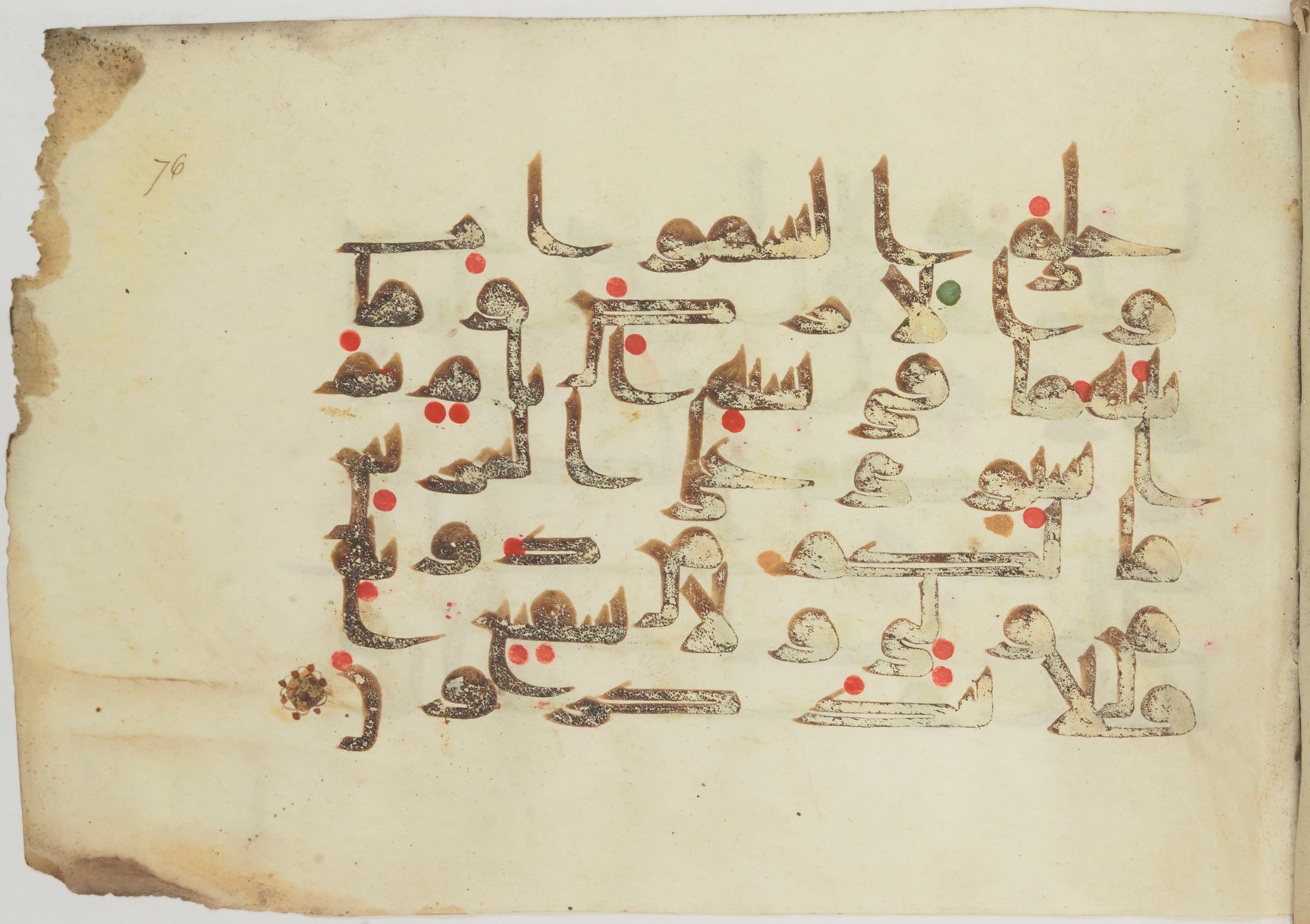 Bibliothèque nationale de France, Arabe 362 (a) (Scan 2), in Early Kufic (Déroche D III) script, showing Surah 32:4 from Mid 8th to Late 10th Century AD found in Unknown, currently housed at Bibliothèque nationale de France, Paris