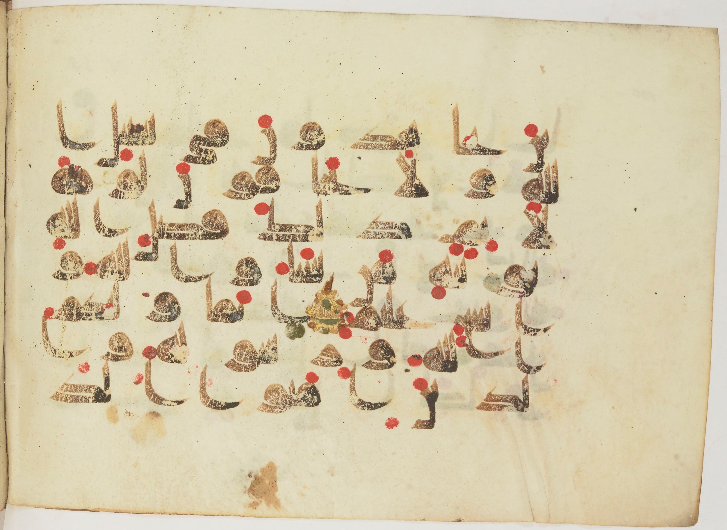 Paris, Bibliothèque nationale de France, Arabe 362 (b) (Scan 2), in Early Kufic (Kūfī D.III) script, showing Surah 5:54 from Mid 8th to Late 9th Century AD found in Fustat (Old Cairo), Egypt, currently housed at Bibliothèque nationale de France, Paris