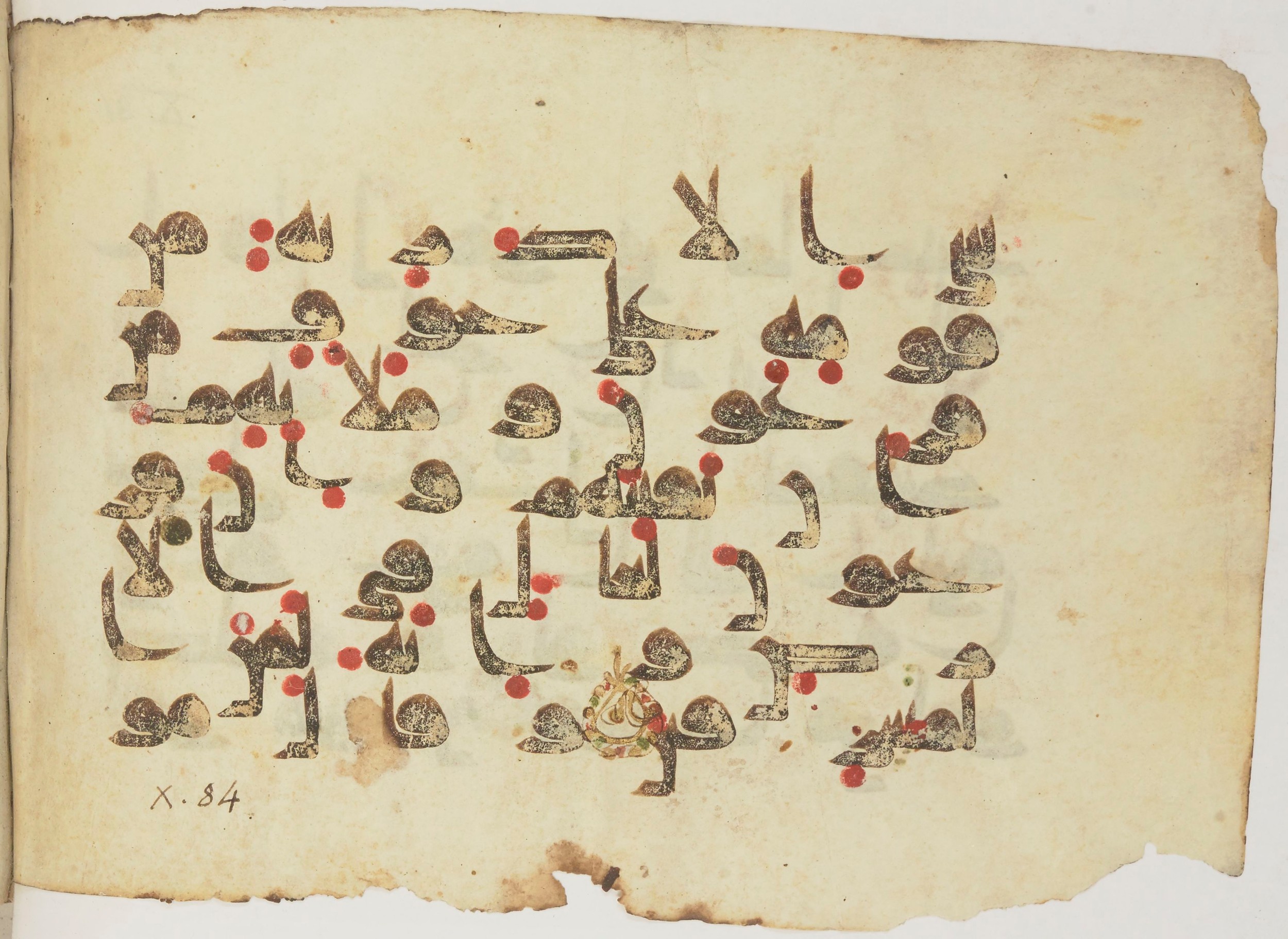 Paris, Bibliothèque nationale de France, Arabe 362 (b) (Scan 2), in Early Kufic (Kūfī D.III) script, showing Surah 10:83 from Mid 8th to Late 9th Century AD found in Fustat (Old Cairo), Egypt, currently housed at Bibliothèque nationale de France, Paris