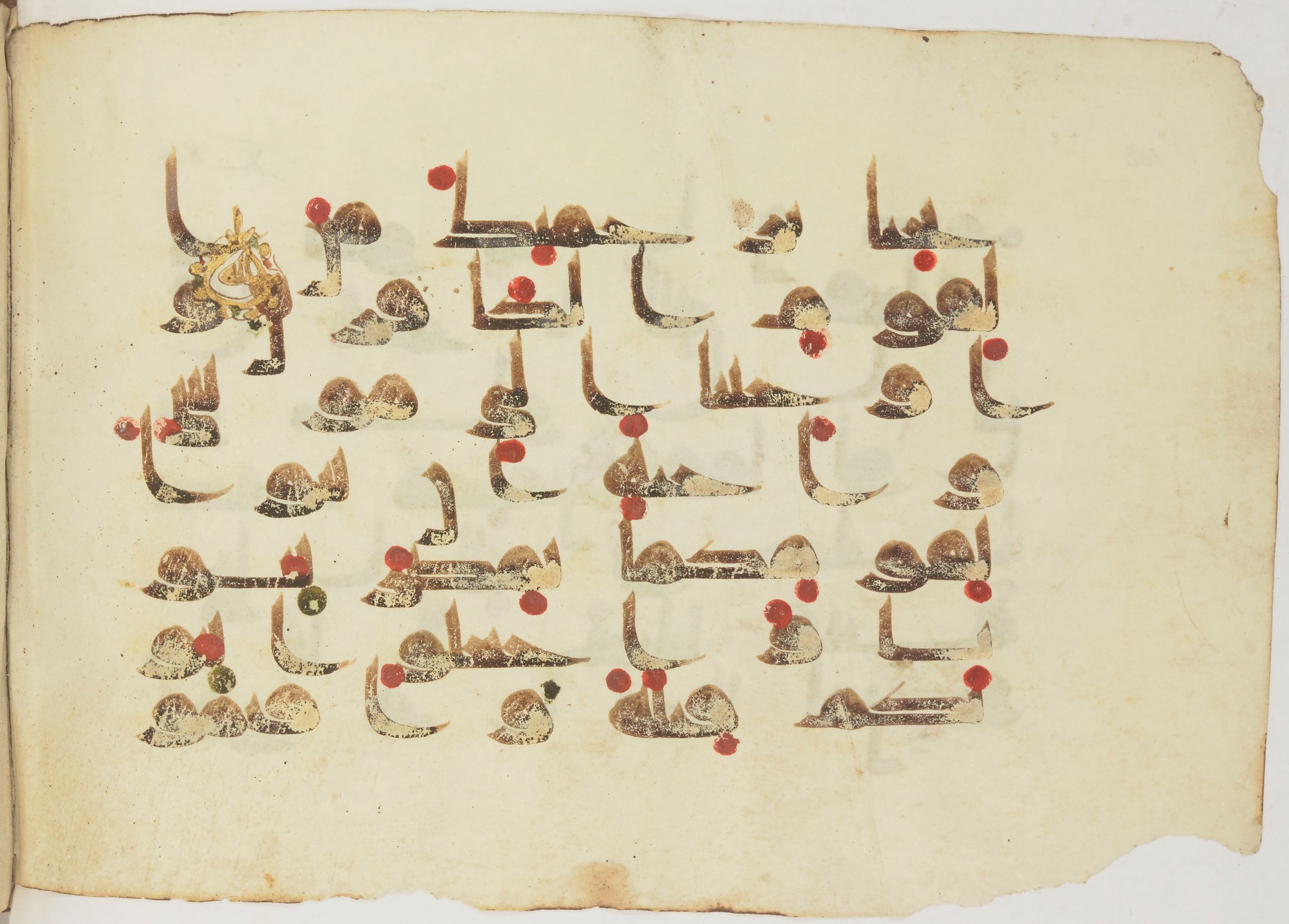 Paris, Bibliothèque nationale de France, Arabe 362 (b) (Scan 2), in Early Kufic (Kūfī D.III) script, showing Surah 10:86 from Mid 8th to Late 9th Century AD found in Fustat (Old Cairo), Egypt, currently housed at Bibliothèque nationale de France, Paris