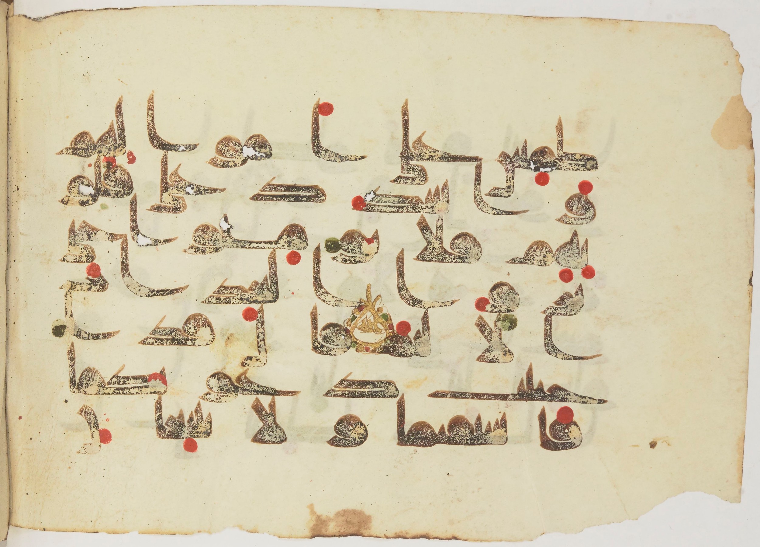 Paris, Bibliothèque nationale de France, Arabe 362 (b) (Scan 1), in Early Kufic (Kūfī D.III) script, showing Surah 10:89 from Mid 8th to Late 9th Century AD found in Fustat (Old Cairo), Egypt, currently housed at Bibliothèque nationale de France, Paris