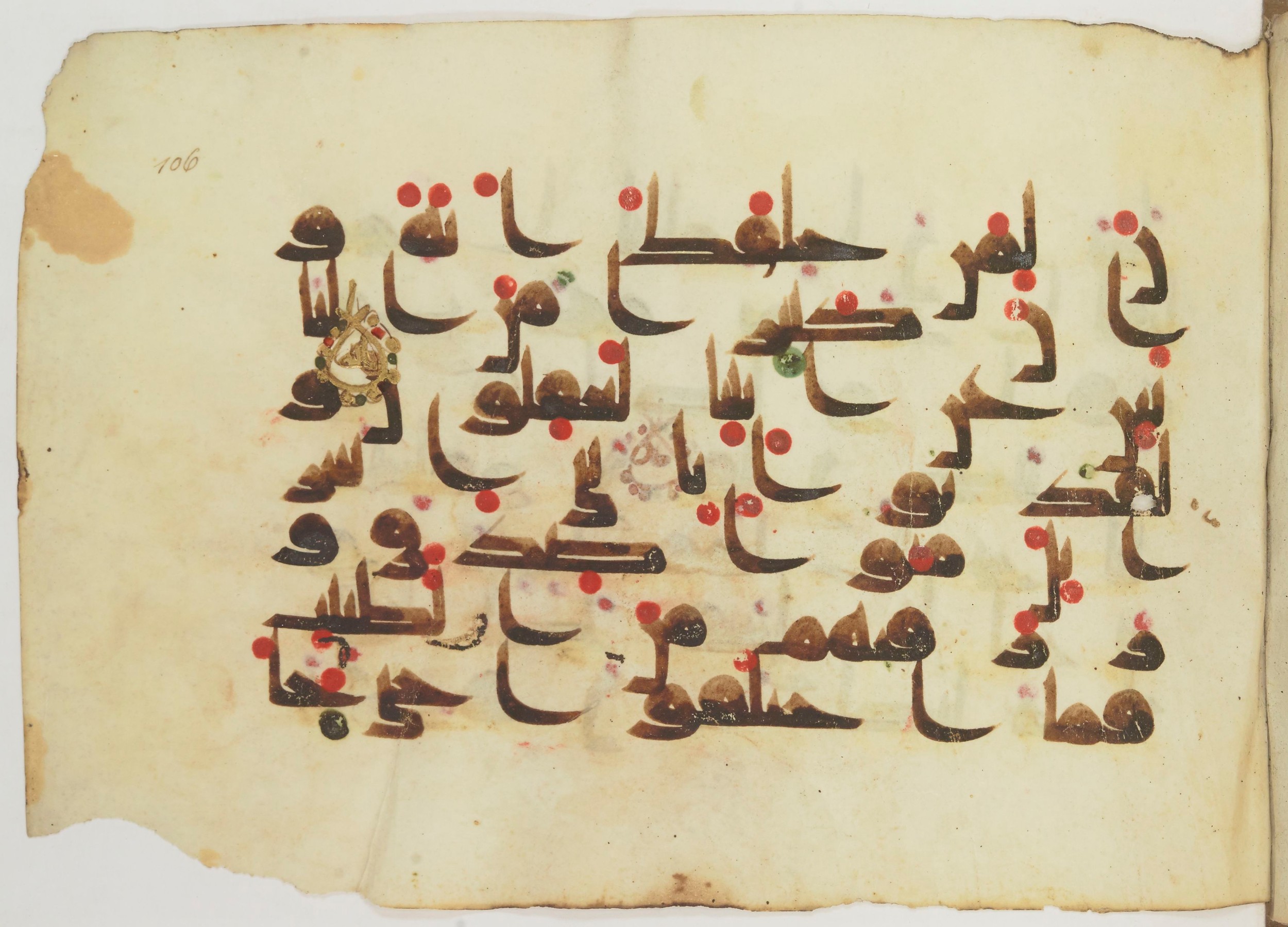 Paris, Bibliothèque nationale de France, Arabe 362 (b) (Scan 1), in Early Kufic (Kūfī D.III) script, showing Surah 10:93 from Mid 8th to Late 9th Century AD found in Fustat (Old Cairo), Egypt, currently housed at Bibliothèque nationale de France, Paris