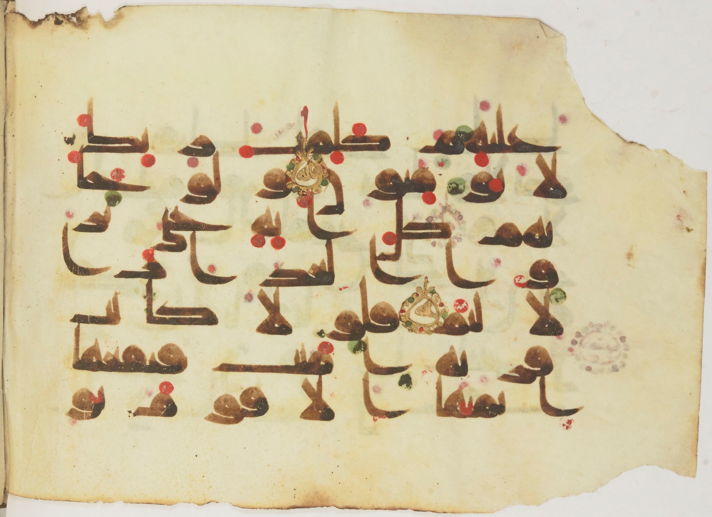 Paris, Bibliothèque nationale de France, Arabe 362 (b), in Early Kufic (Kūfī D.III) script, showing Surah 10:97 from Mid 8th to Late 9th Century AD found in Fustat (Old Cairo), Egypt, currently housed at Bibliothèque nationale de France, Paris