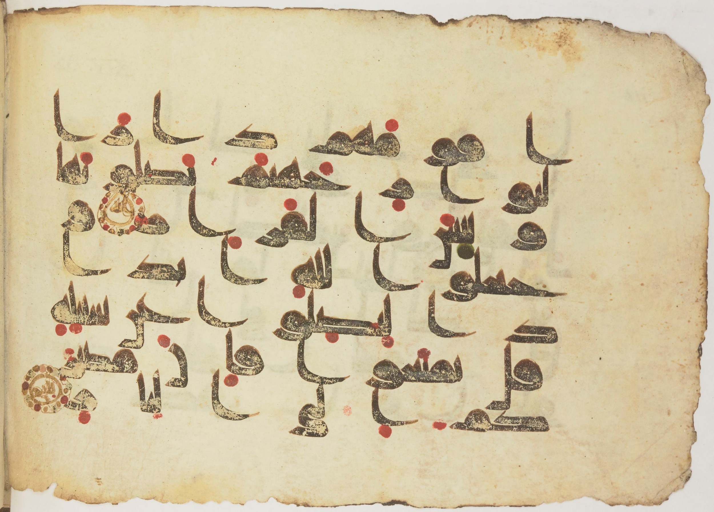 Paris, Bibliothèque nationale de France, Arabe 362 (b) (Scan 2), in Early Kufic (Kūfī D.III) script, showing Surah 14:28 from Mid 8th to Late 9th Century AD found in Fustat (Old Cairo), Egypt, currently housed at Bibliothèque nationale de France, Paris