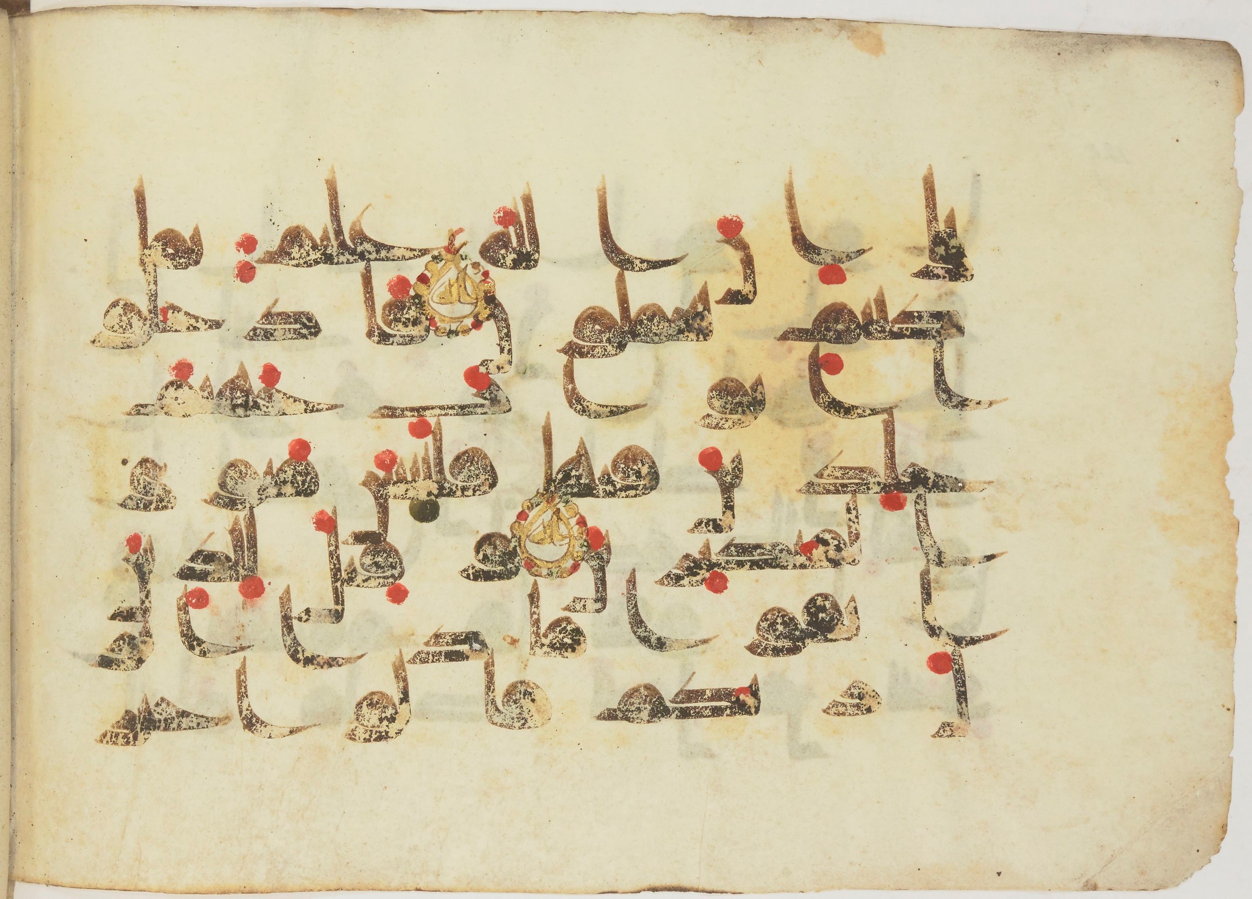 Paris, Bibliothèque nationale de France, Arabe 362 (b) (Scan 2), in Early Kufic (Kūfī D.III) script, showing Surah 16:28 from Mid 8th to Late 9th Century AD found in Fustat (Old Cairo), Egypt, currently housed at Bibliothèque nationale de France, Paris