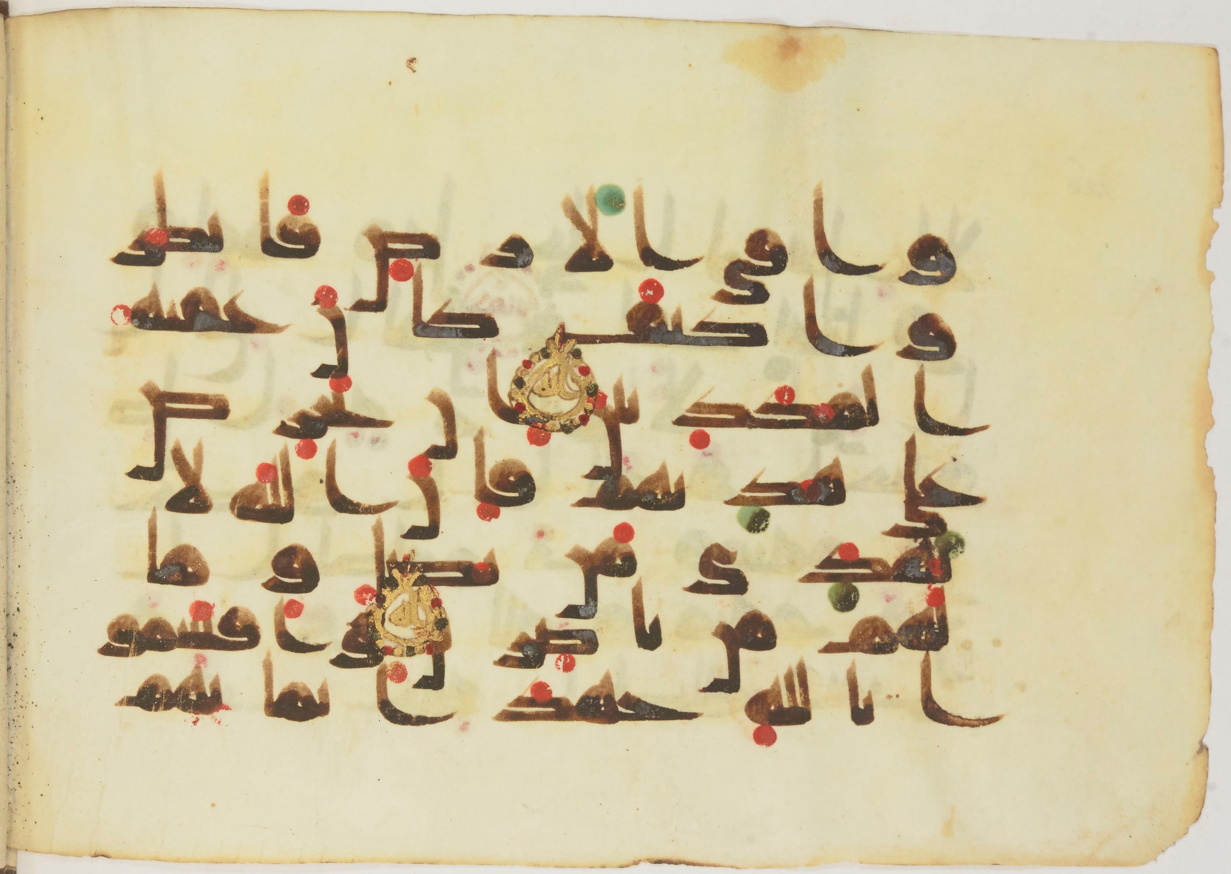 Paris, Bibliothèque nationale de France, Arabe 362 (b) (Scan 2), in Early Kufic (Kūfī D.III) script, showing Surah 16:36 from Mid 8th to Late 9th Century AD found in Fustat (Old Cairo), Egypt, currently housed at Bibliothèque nationale de France, Paris