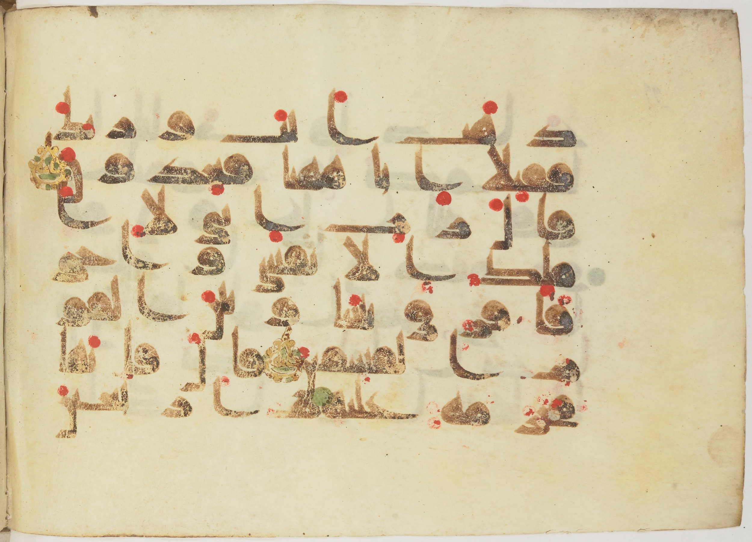 Paris, Bibliothèque nationale de France, Arabe 362 (b) (Scan 2), in Early Kufic (Kūfī D.III) script, showing Surah 5:24 from Mid 8th to Late 9th Century AD found in Fustat (Old Cairo), Egypt, currently housed at Bibliothèque nationale de France, Paris