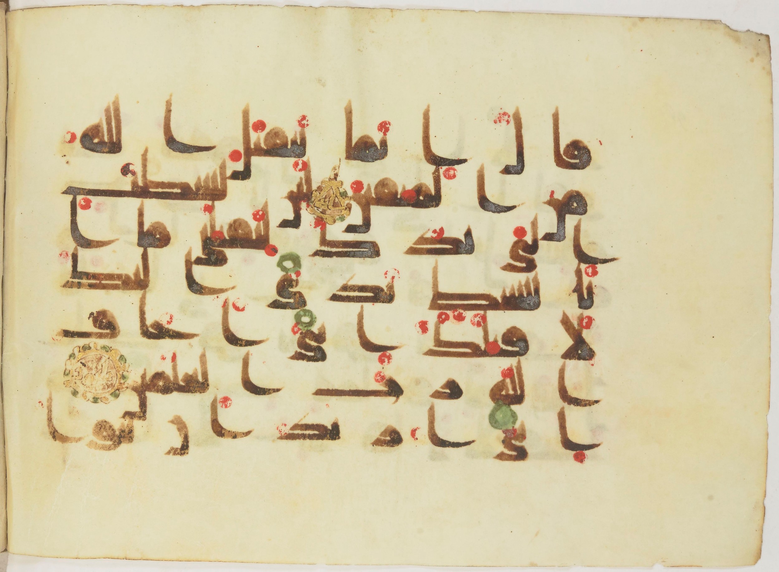 Paris, Bibliothèque nationale de France, Arabe 362 (b) (Scan 1), in Early Kufic (Kūfī D.III) script, showing Surah 5:29 from Mid 8th to Late 9th Century AD found in Fustat (Old Cairo), Egypt, currently housed at Bibliothèque nationale de France, Paris